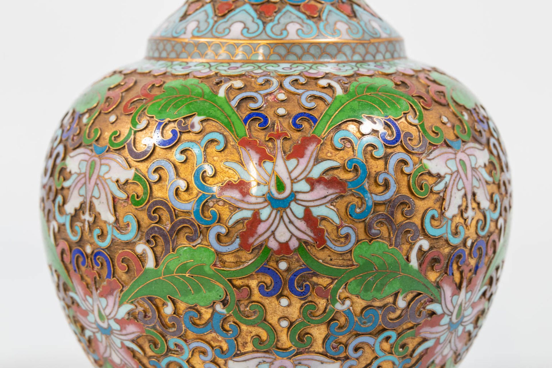 A pair of openworked Cloisonné vases, made of Bronze and enamel. - Image 17 of 17