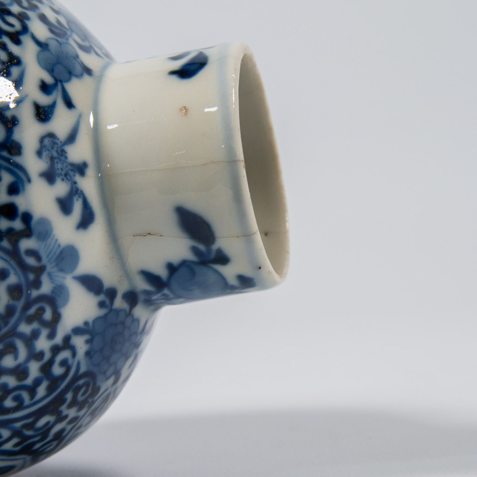 A Chinese vase, blue and white, marked Kangxi. - Image 6 of 32