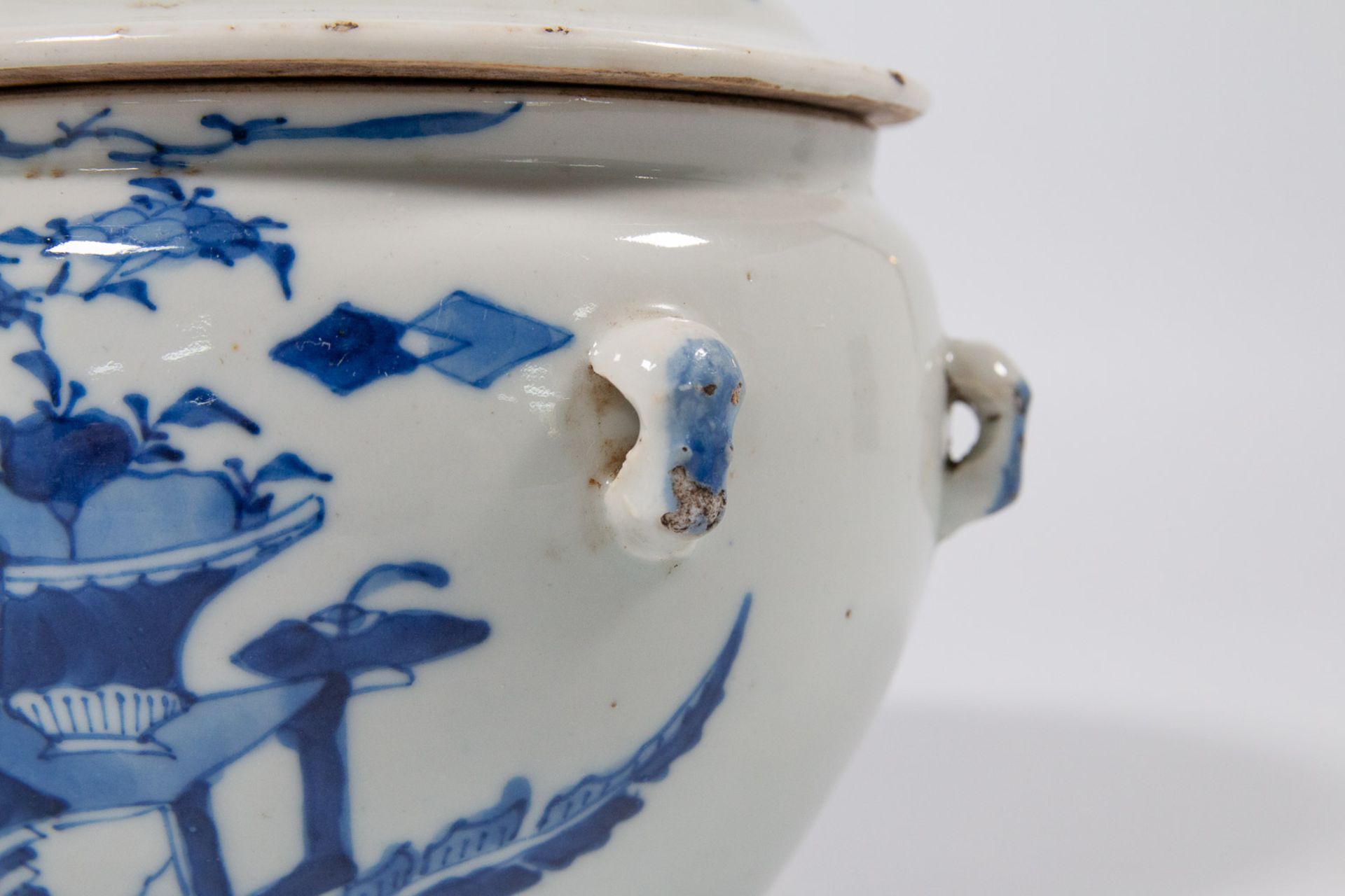 A Chinese jar with blue white decor of Antiquities. 19th-20th cent - Image 9 of 13