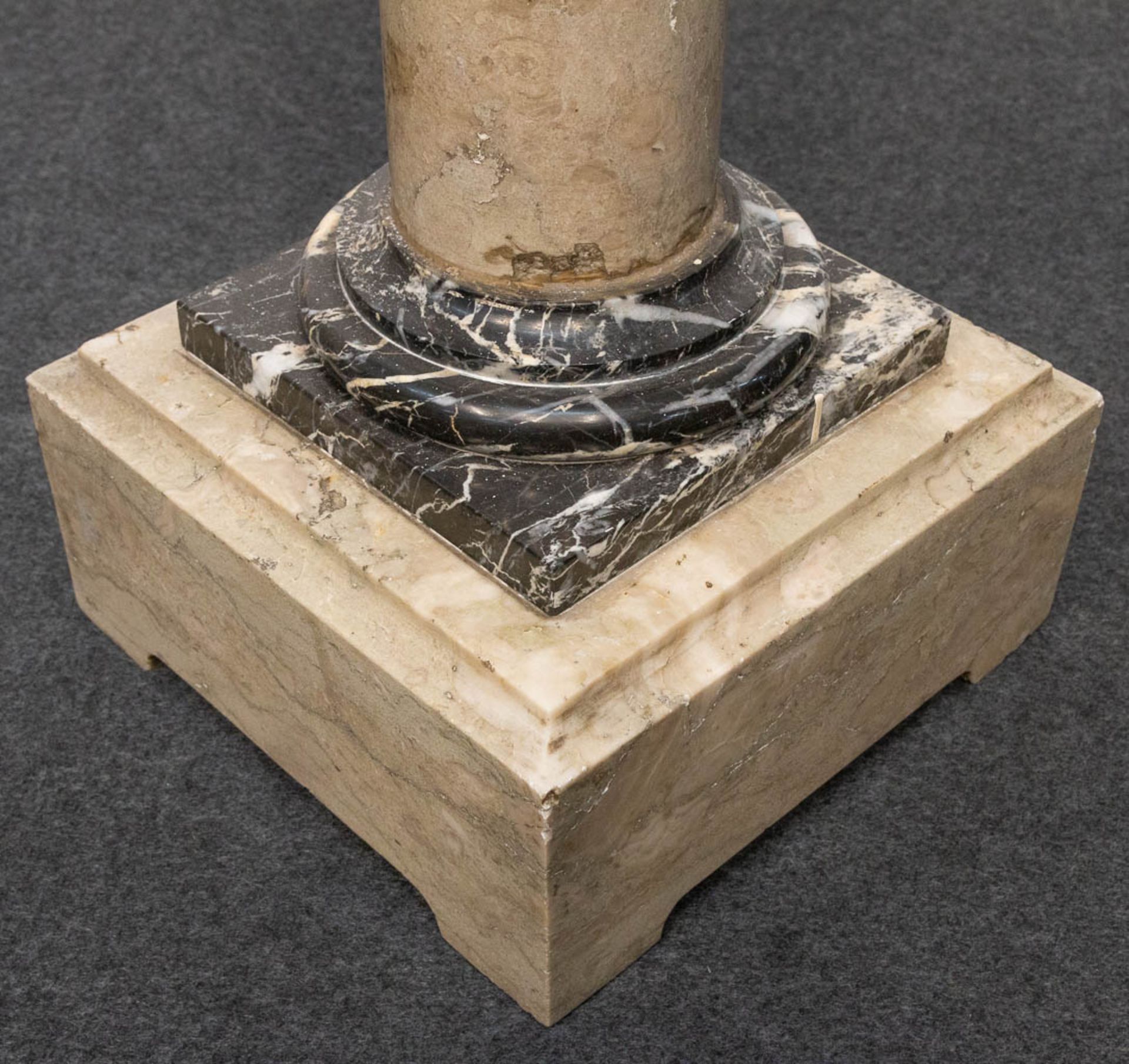 A black and beige marble pedestal - Bild 15 aus 16