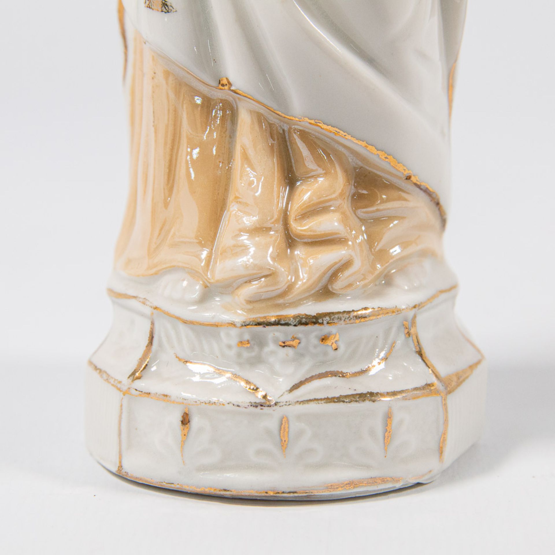 A collection of 11 bisque porcelain holy statues, Mary, Joseph, and Madonna. - Image 28 of 49