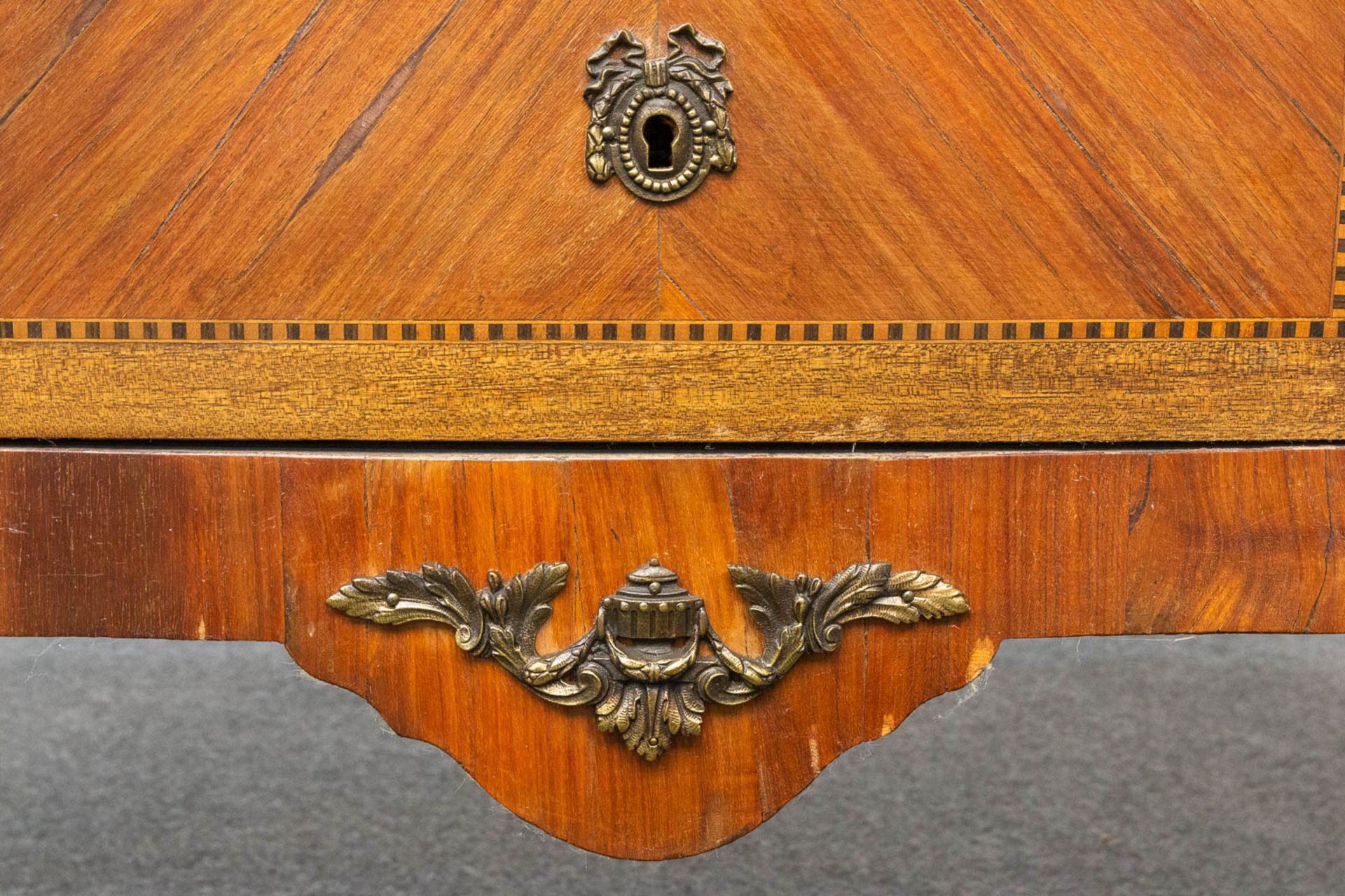 A bronze mounted 3-drawer commode with marble top. - Image 19 of 19