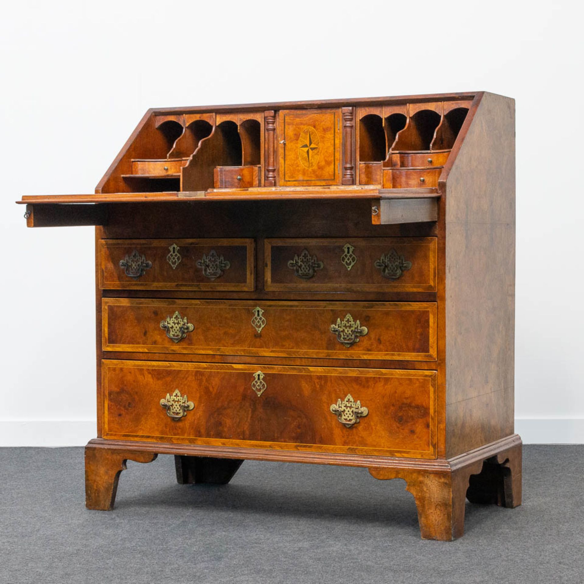 A secretaire of English origin, neatly finished with wood veneer and mounted with bronze. - Bild 8 aus 18