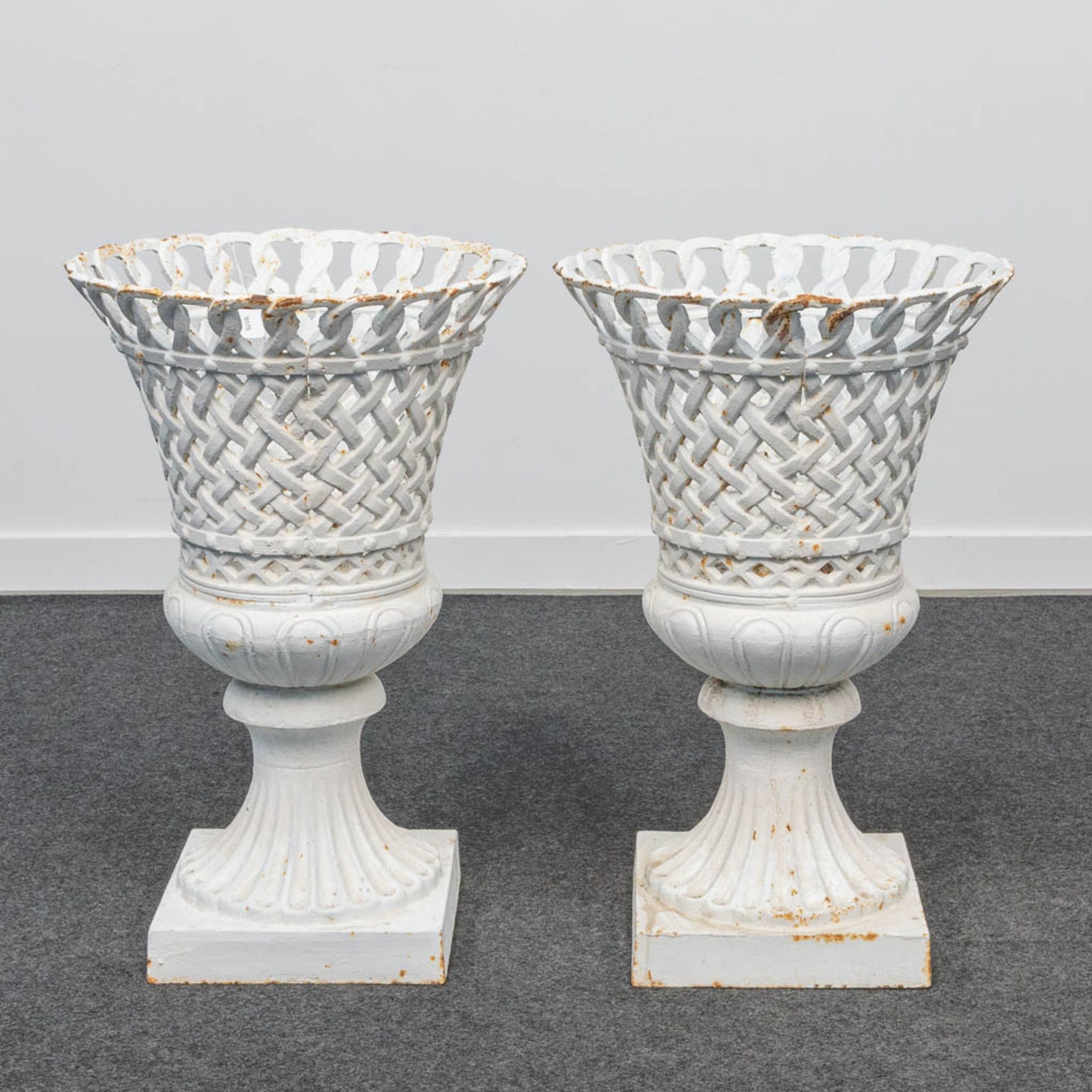 A pair of cast-iron garden vases, with basket style pattern. Second half of 20th century. - Image 3 of 17