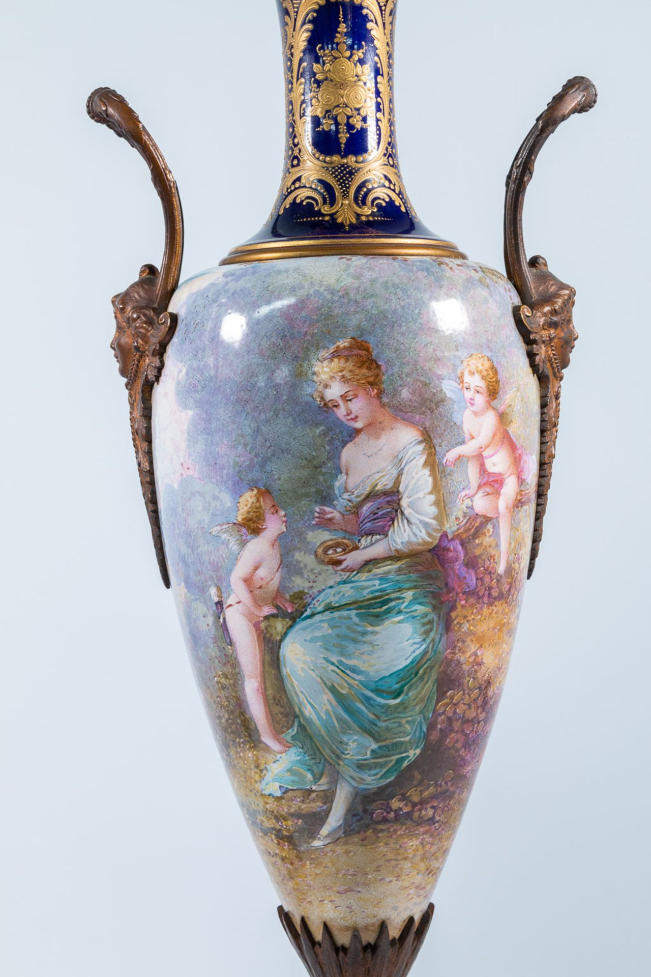 A pair of Sèvres vases with lid, cobalt blue with a decor of ladies and landscapes. 19th century. - Bild 24 aus 28