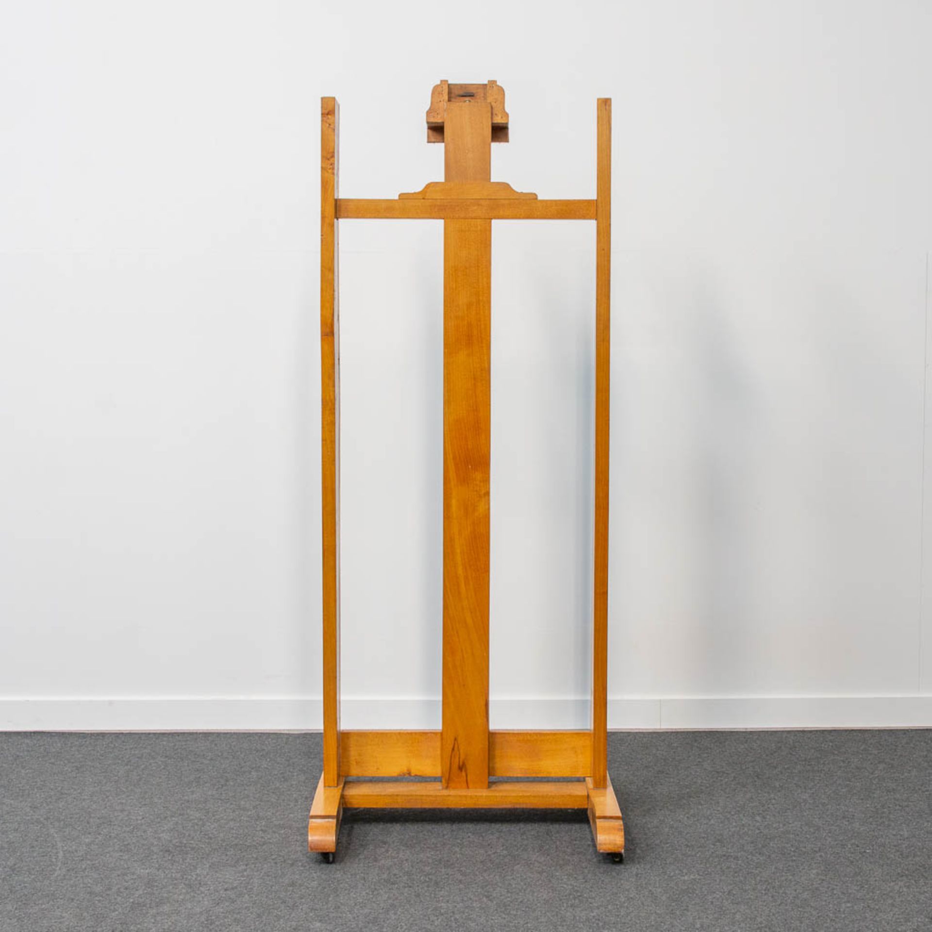 A large easel, made of wood. - Image 9 of 18