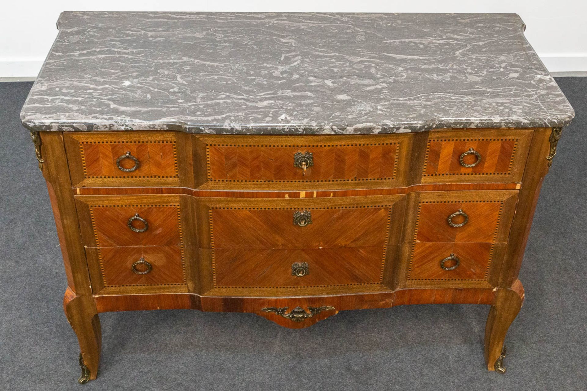 A bronze mounted 3-drawer commode with marble top. - Image 17 of 19
