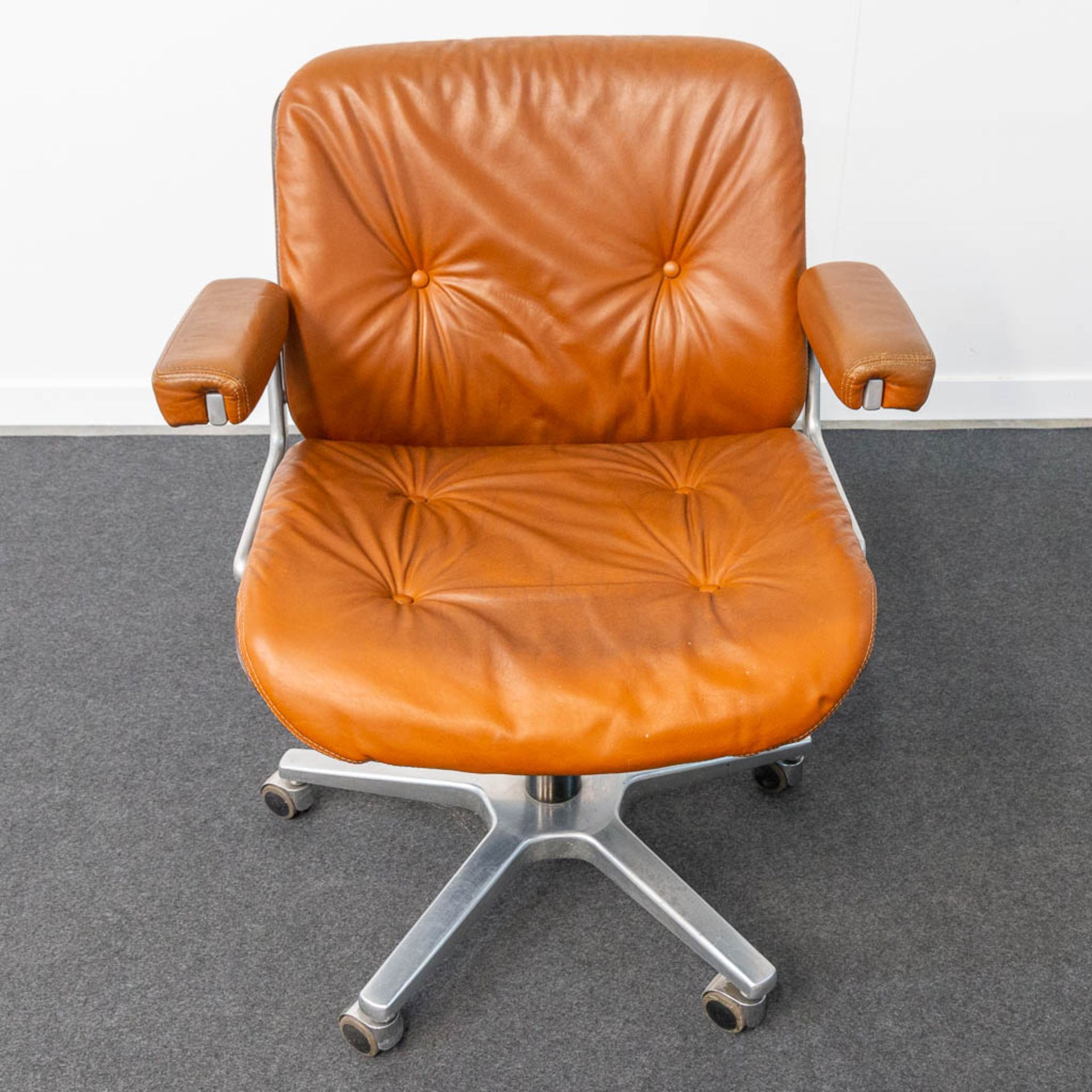 Martin STOLL (XX-XXI) A collection of 4 office chairs on wheels for Giroflex. Finished with leather - Bild 15 aus 22