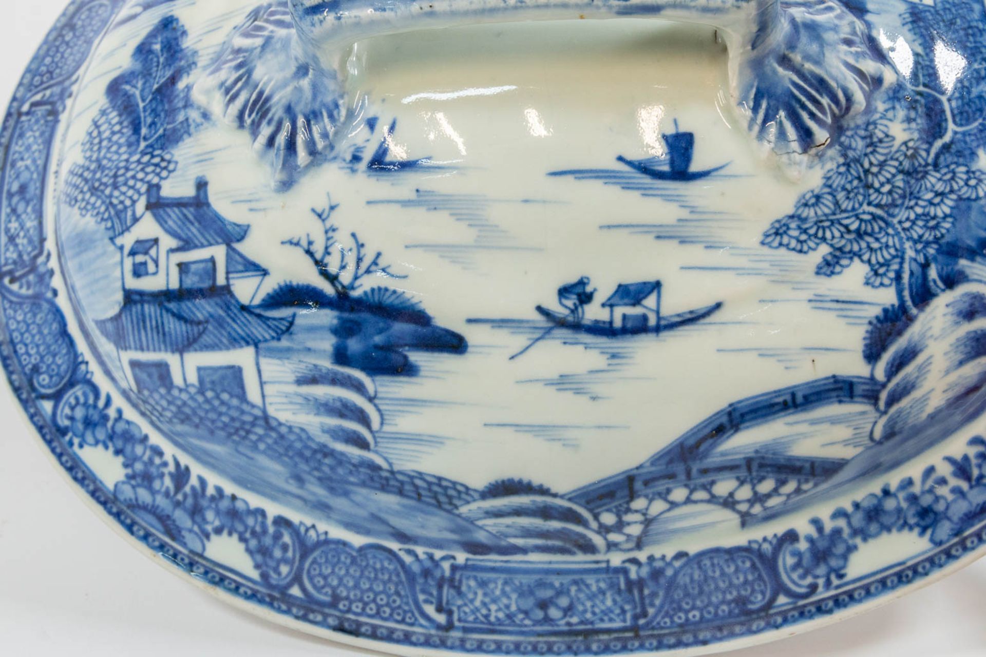 A large Chinese export porcelain blue and white tureen. 19th century. - Image 17 of 17