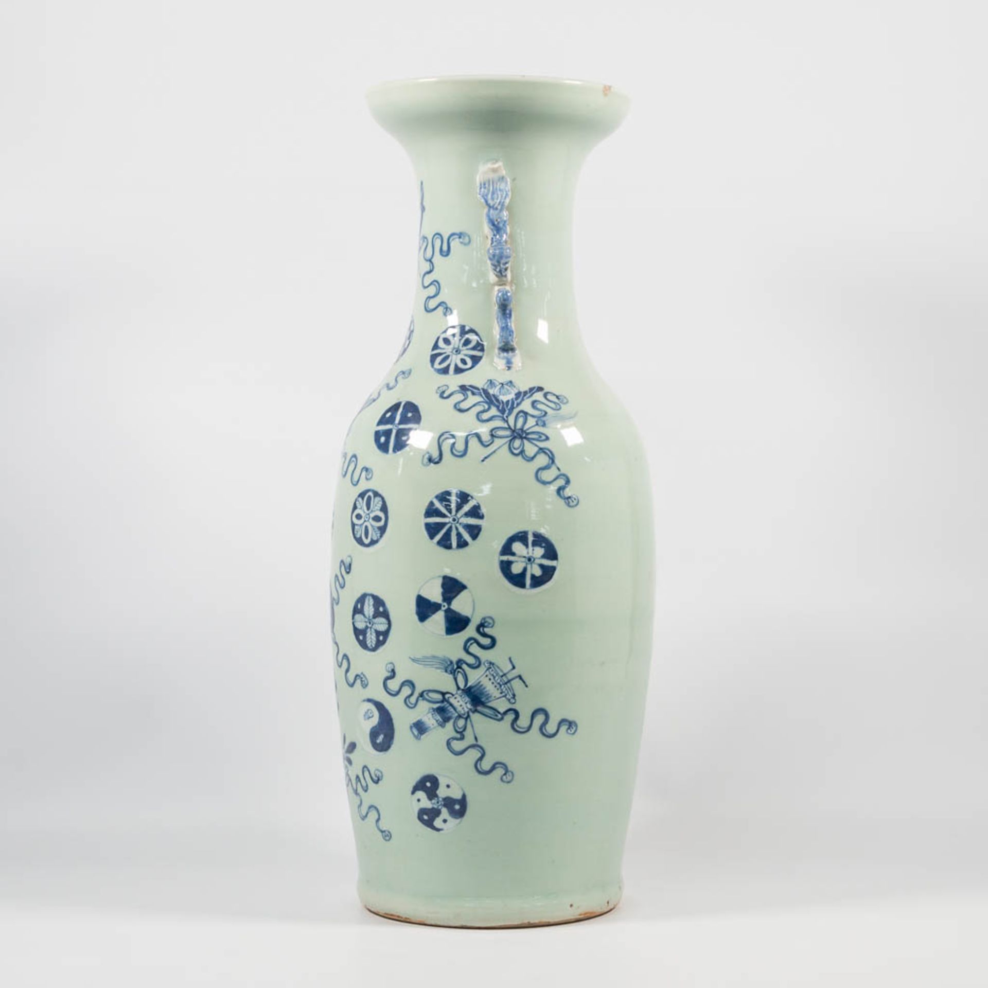 A blue and white Chinese Vase with symbolic decor, combined with 2 blue and white porcelain plates. - Image 5 of 33