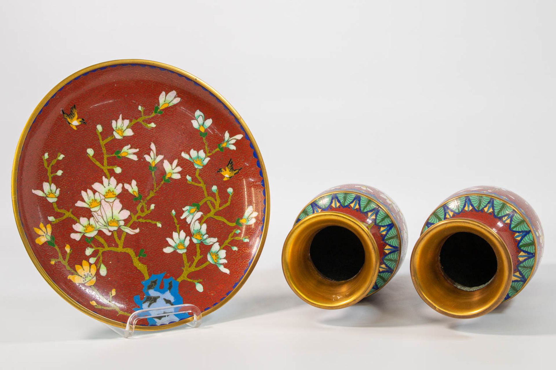 A pair of cloisonné vases and display plate on wood stands. Made of bronze and enamel. - Image 7 of 10