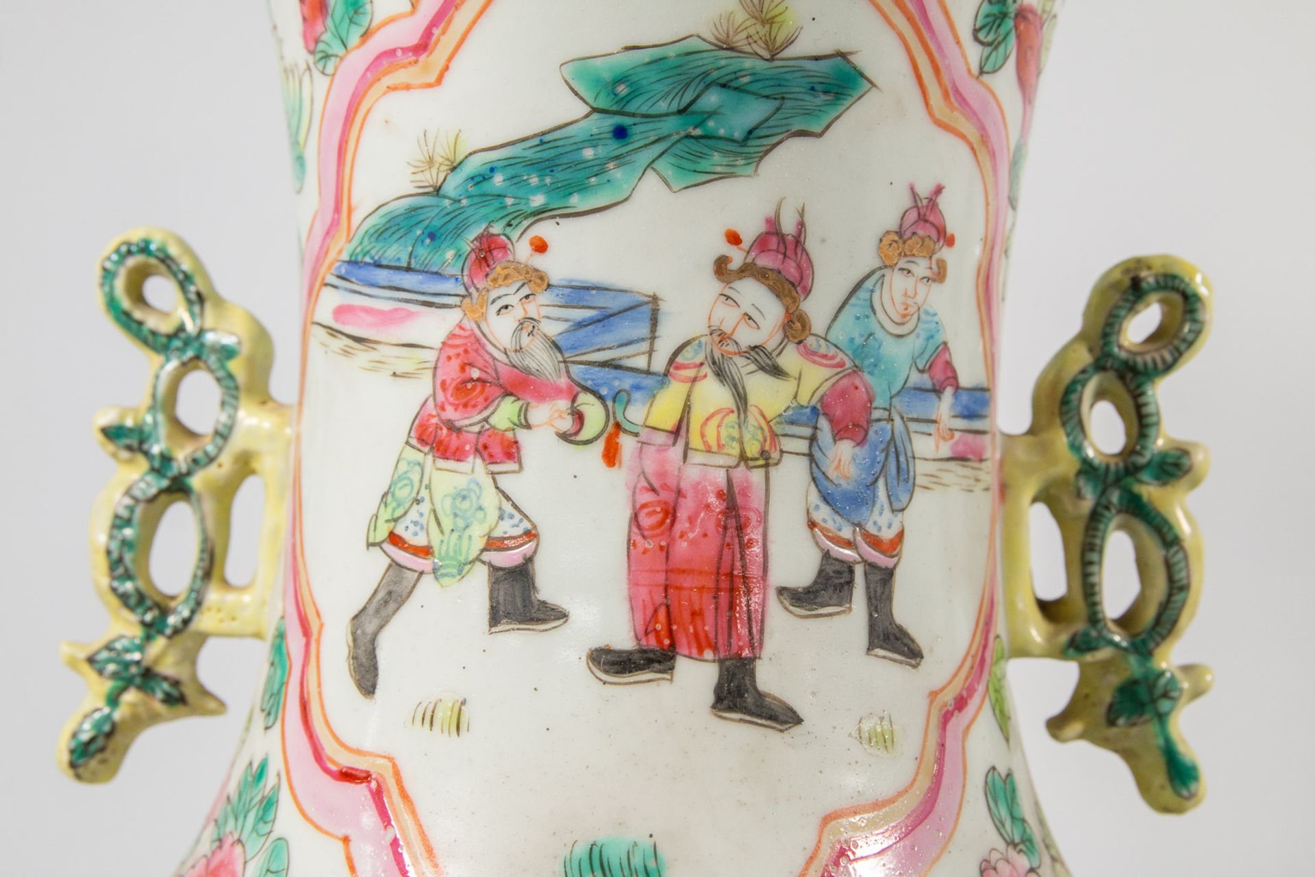 A Pair of Chinese vases marked Tongzhi - Image 10 of 18