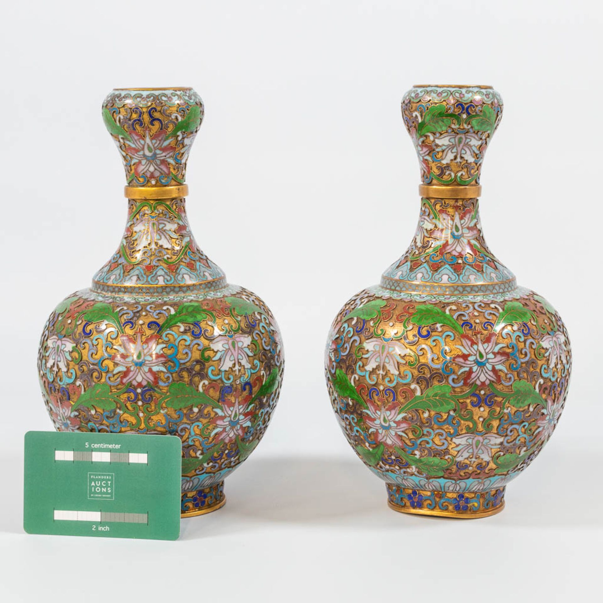A pair of openworked Cloisonné vases, made of Bronze and enamel. - Image 3 of 17