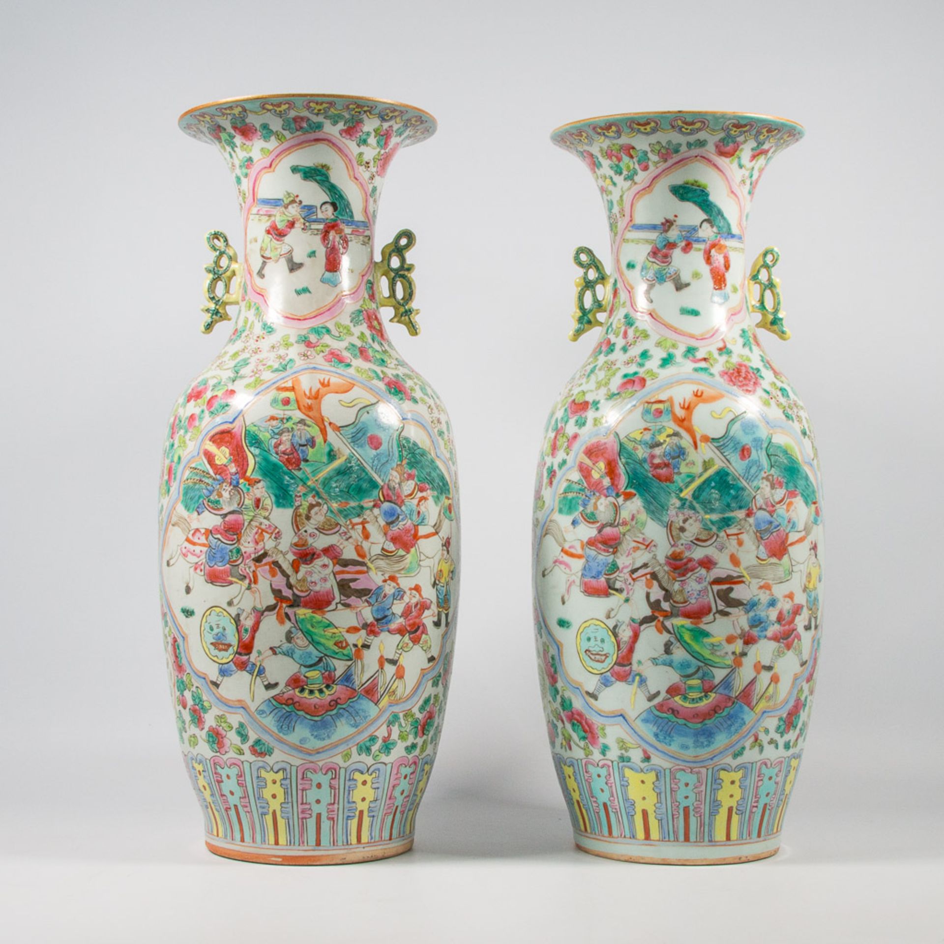 A Pair of Chinese vases marked Tongzhi - Image 8 of 18