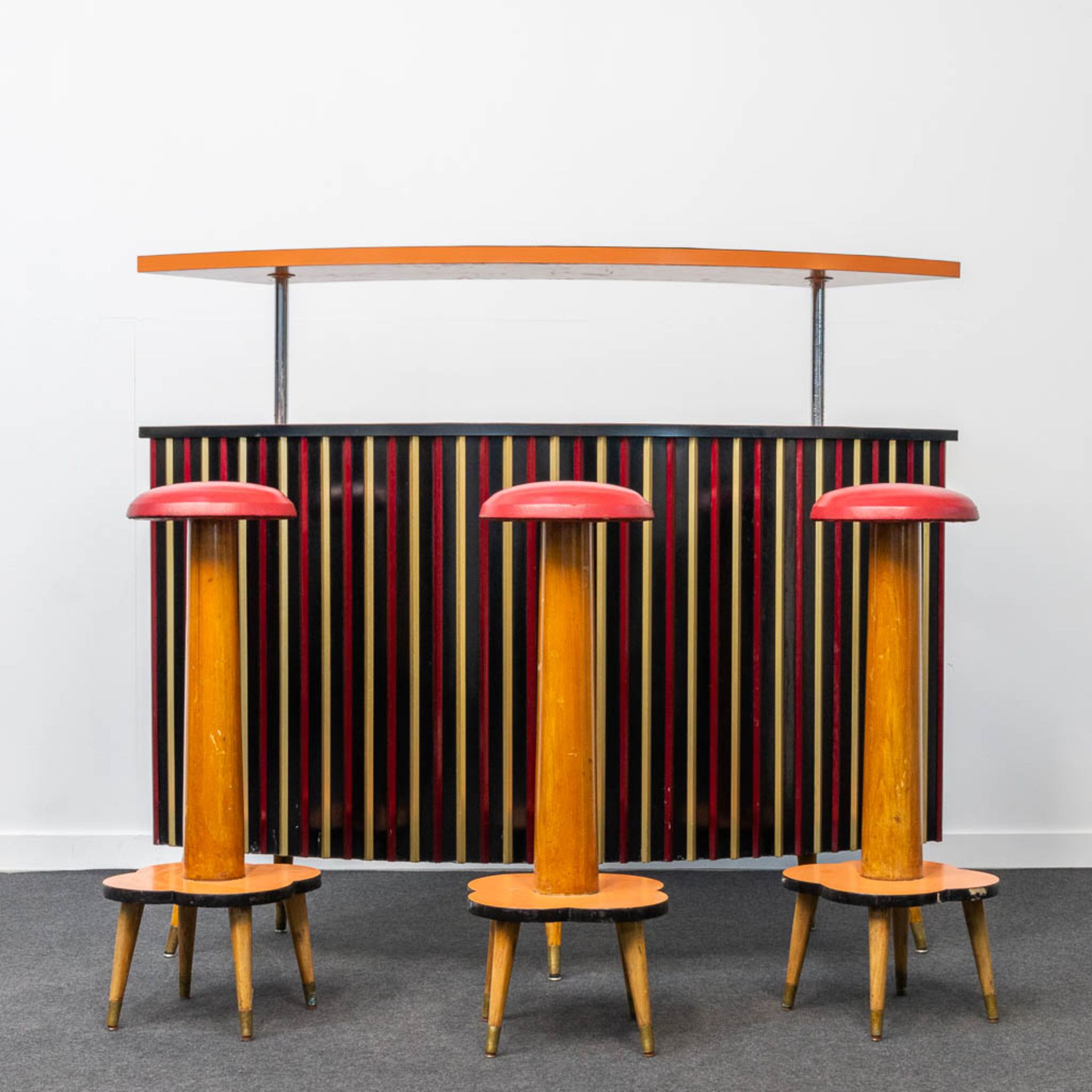 A vintage bar cabinet, made of formica and chrome, sided by 3 bar stools. - Image 6 of 19