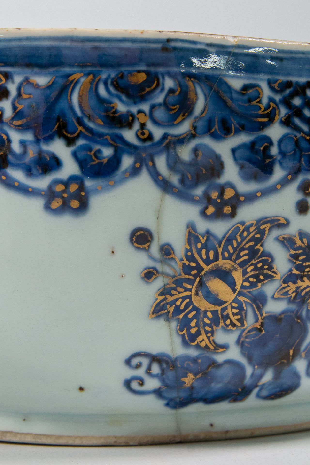 A small tureen with lid, Chinese export porcelain with underglaze blue, white and overglaze gold flo - Image 24 of 24