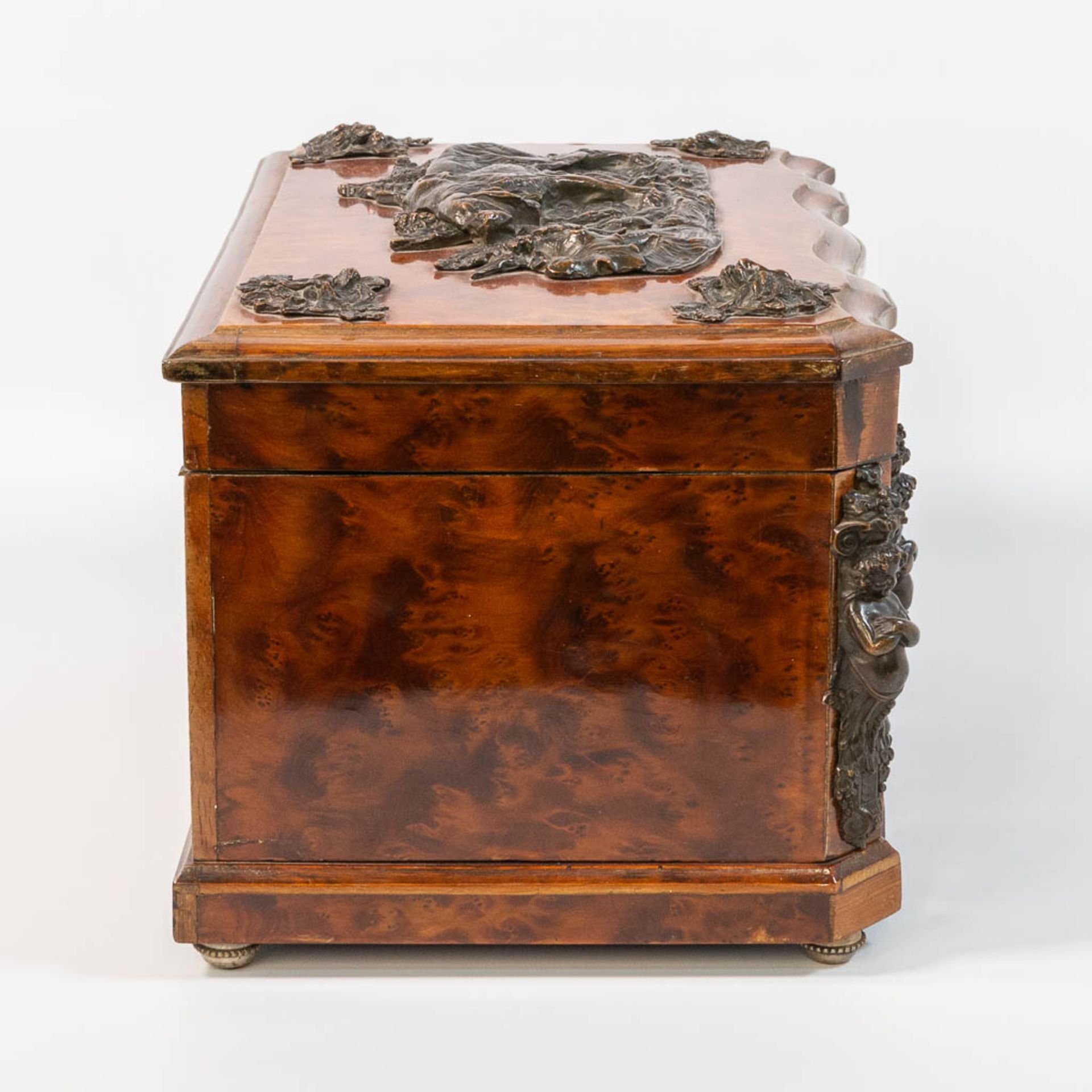 An antique Jewellry box, made of root wood and mounted with bonze hunting scenes, 19th century. - Bild 11 aus 20