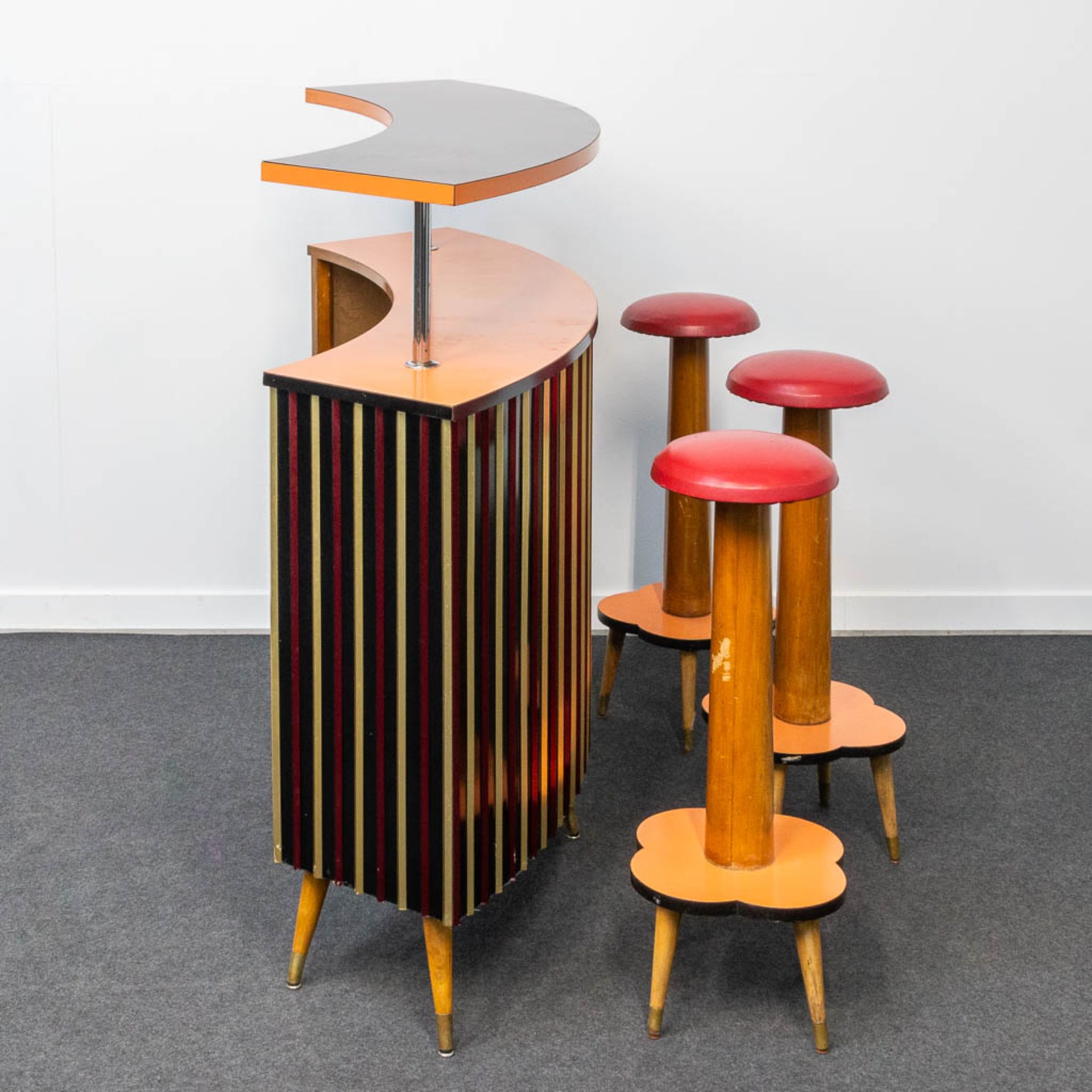 A vintage bar cabinet, made of formica and chrome, sided by 3 bar stools. - Image 15 of 19