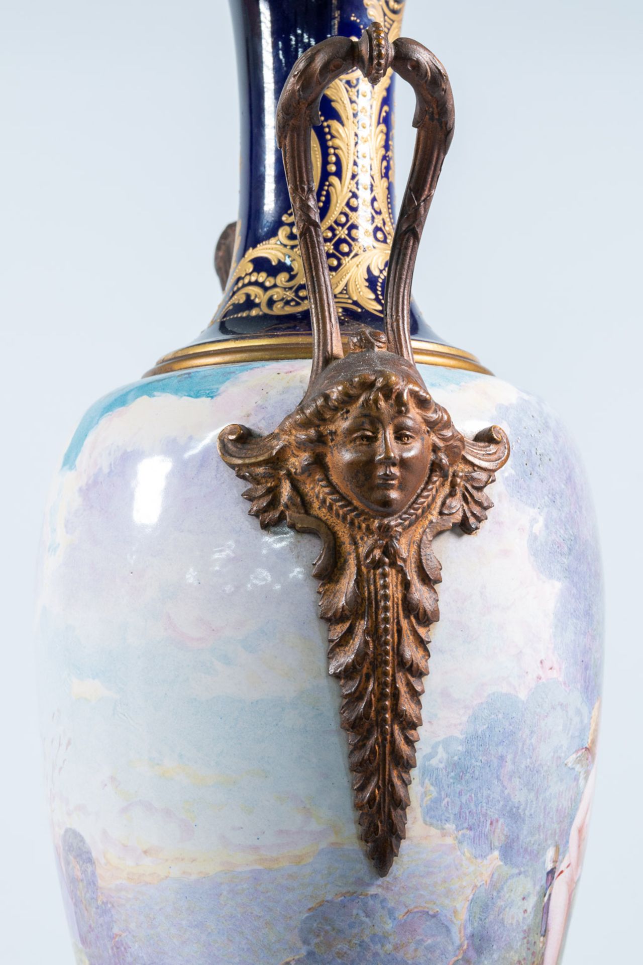 A pair of Sèvres vases with lid, cobalt blue with a decor of ladies and landscapes. 19th century. - Bild 23 aus 28