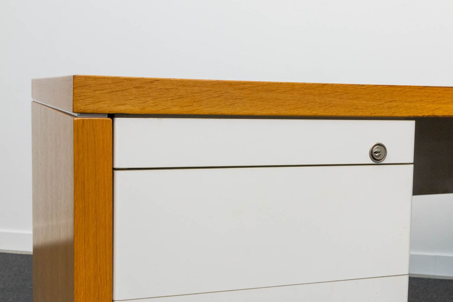 The Stephens system' L shaped desk designed by William Stephens for Knoll International. - Image 7 of 19