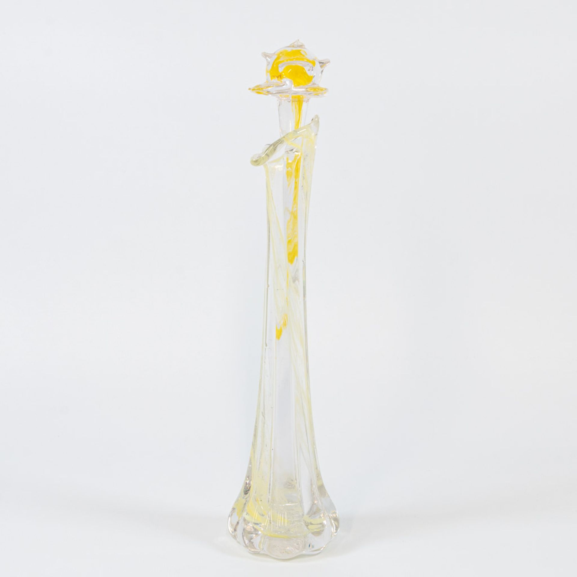 A collection of 4 vases and 4 glass flowers made in Murano, Italy. - Image 16 of 49