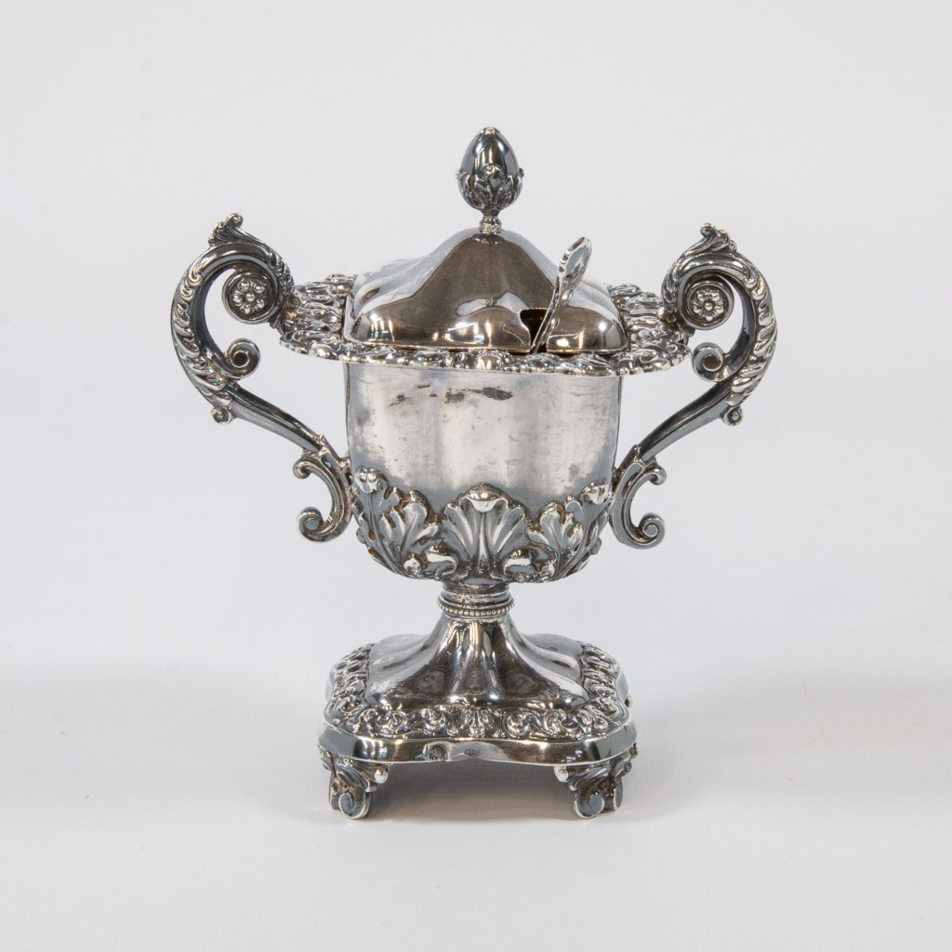 A pepper, salt and mustard pot made of silver. - Bild 10 aus 35