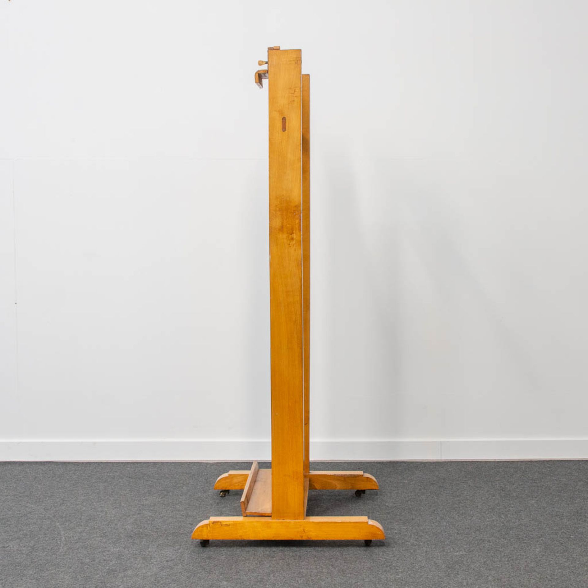 A large easel, made of wood. - Image 5 of 18