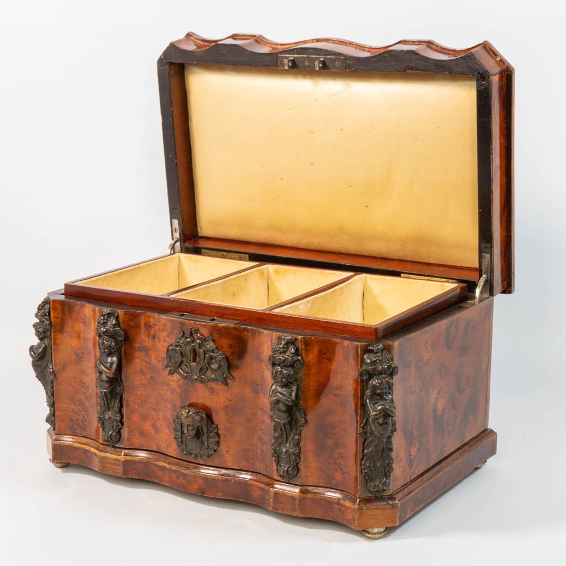 An antique Jewellry box, made of root wood and mounted with bonze hunting scenes, 19th century. - Bild 12 aus 20