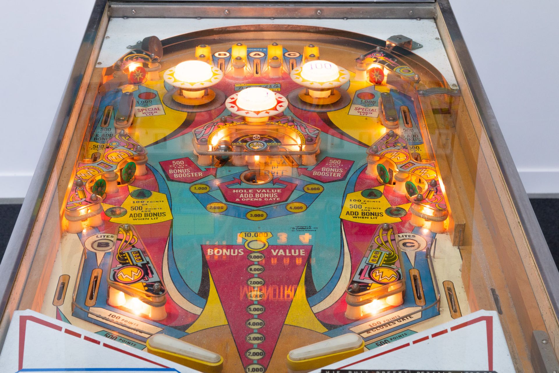 A Gottlieb and Co. 'Magnotron' Pinball machine, in working condition. Made in the USA. - Image 27 of 32