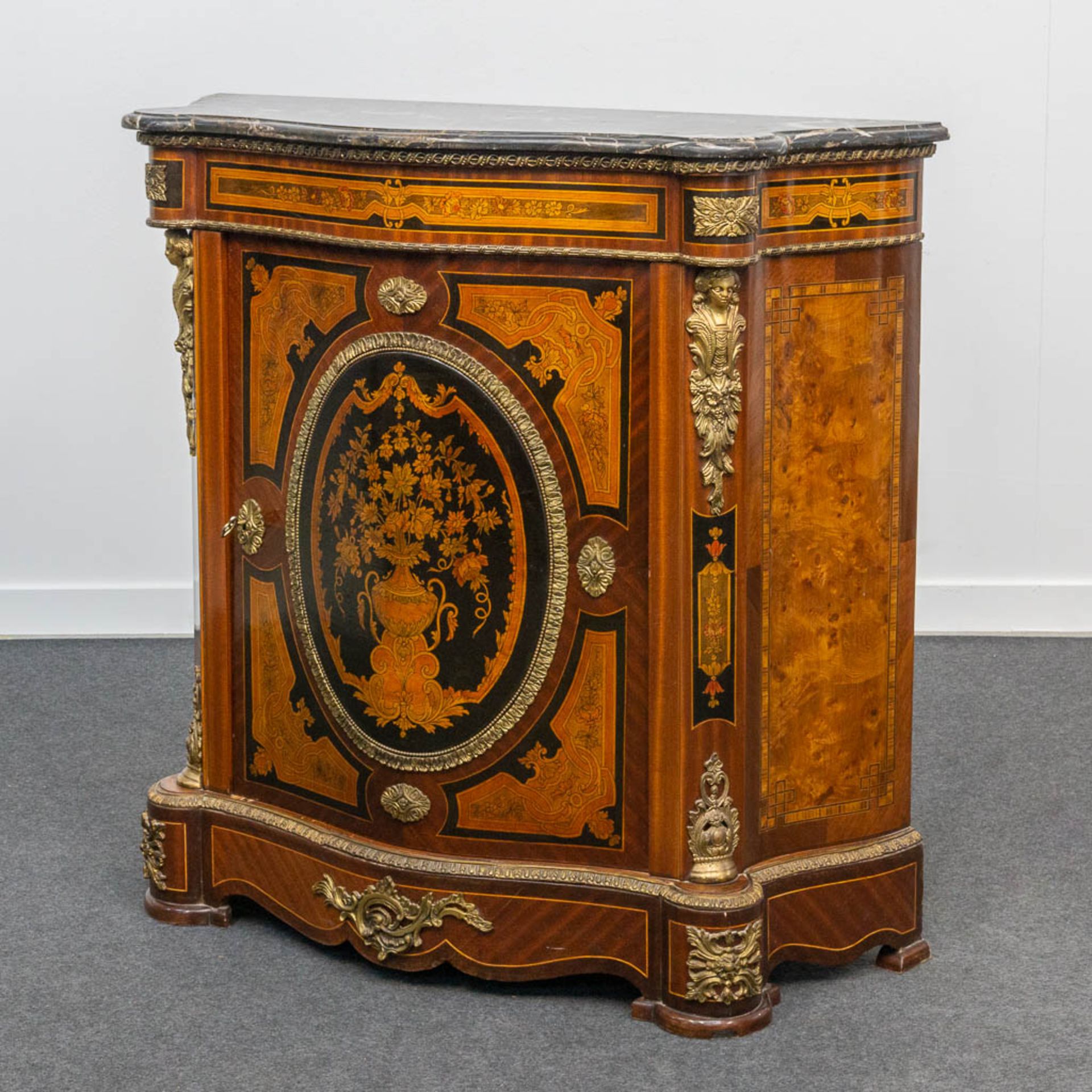 A marquetry inlaid commode, mounted with bronze and with a marble top. - Image 8 of 15