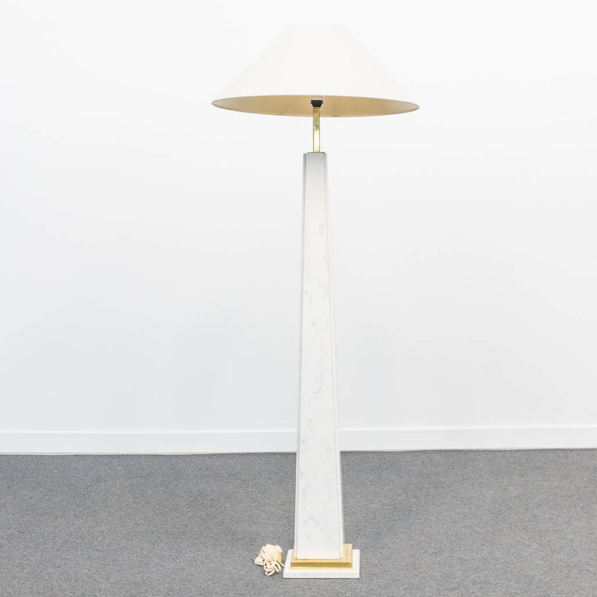 A standing lamp made of White carrara marble, combined with brass. 1960's. - Image 10 of 13