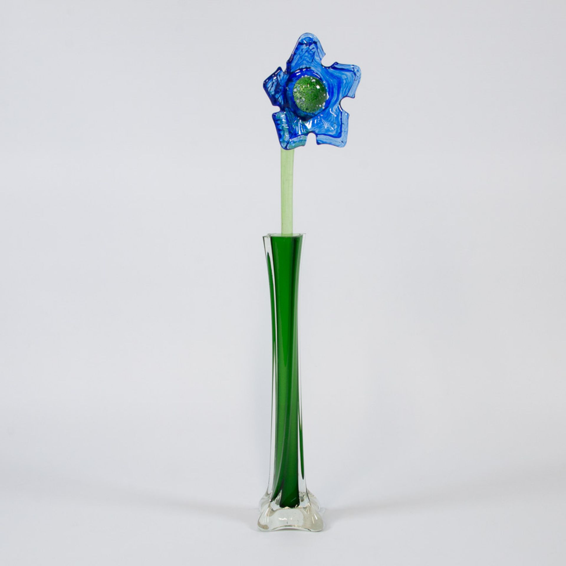 A collection of 4 vases and 4 glass flowers made in Murano, Italy. - Image 25 of 49