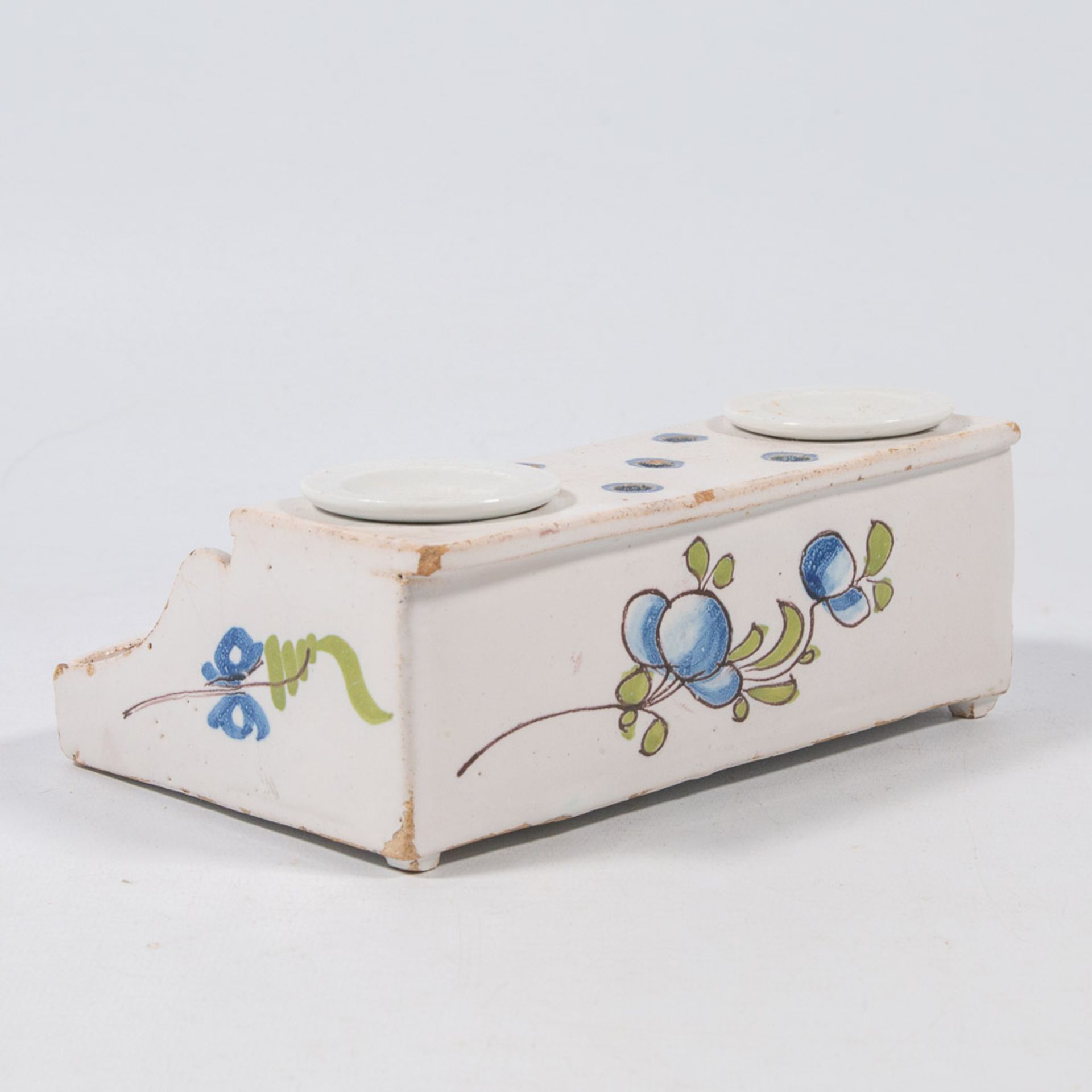 A ceramic ink pot with floral decor. - Image 7 of 17