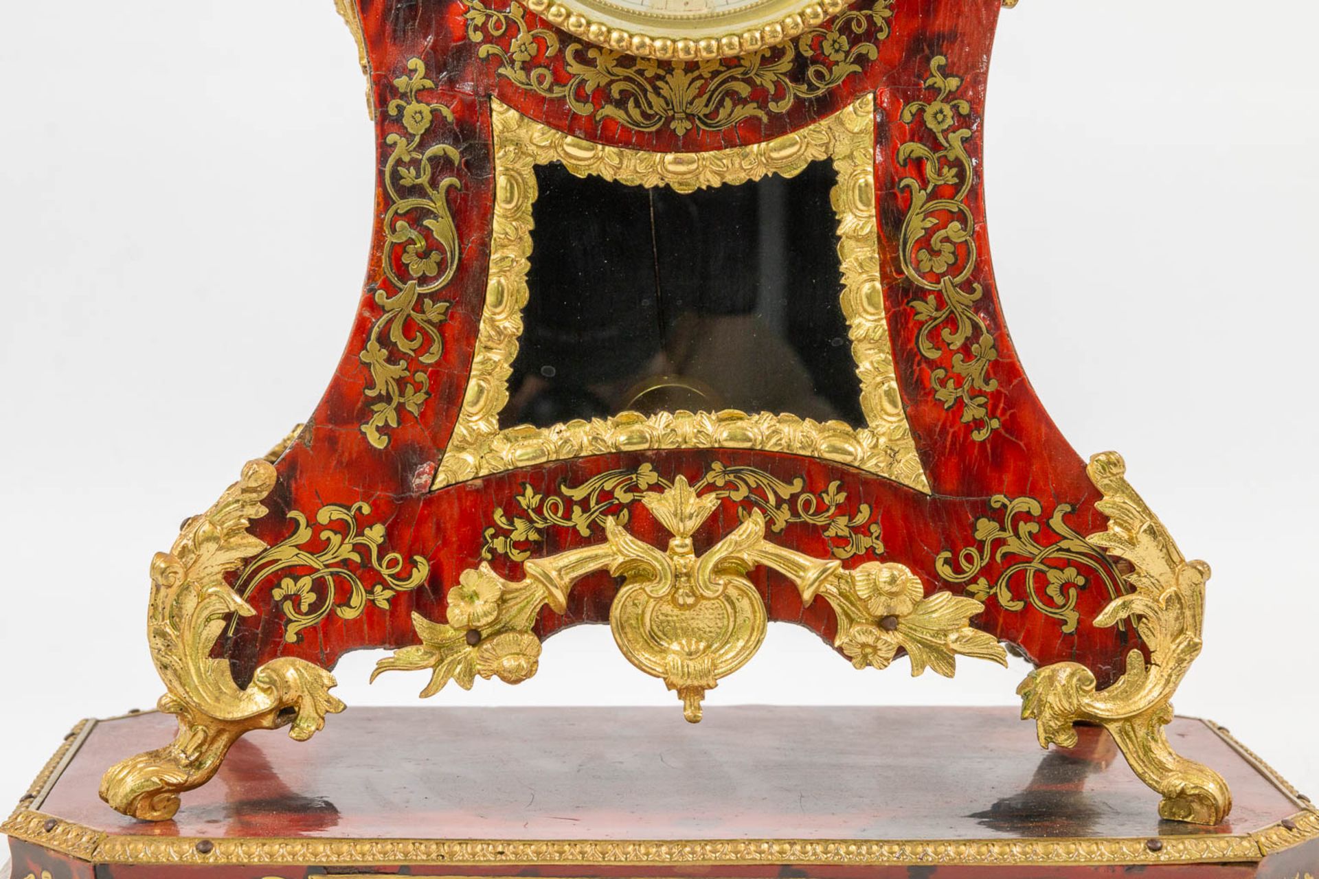 A table clock made of a wood base, with boulle inlay and mounted with bronze, marked Raingo Frères. - Bild 15 aus 15