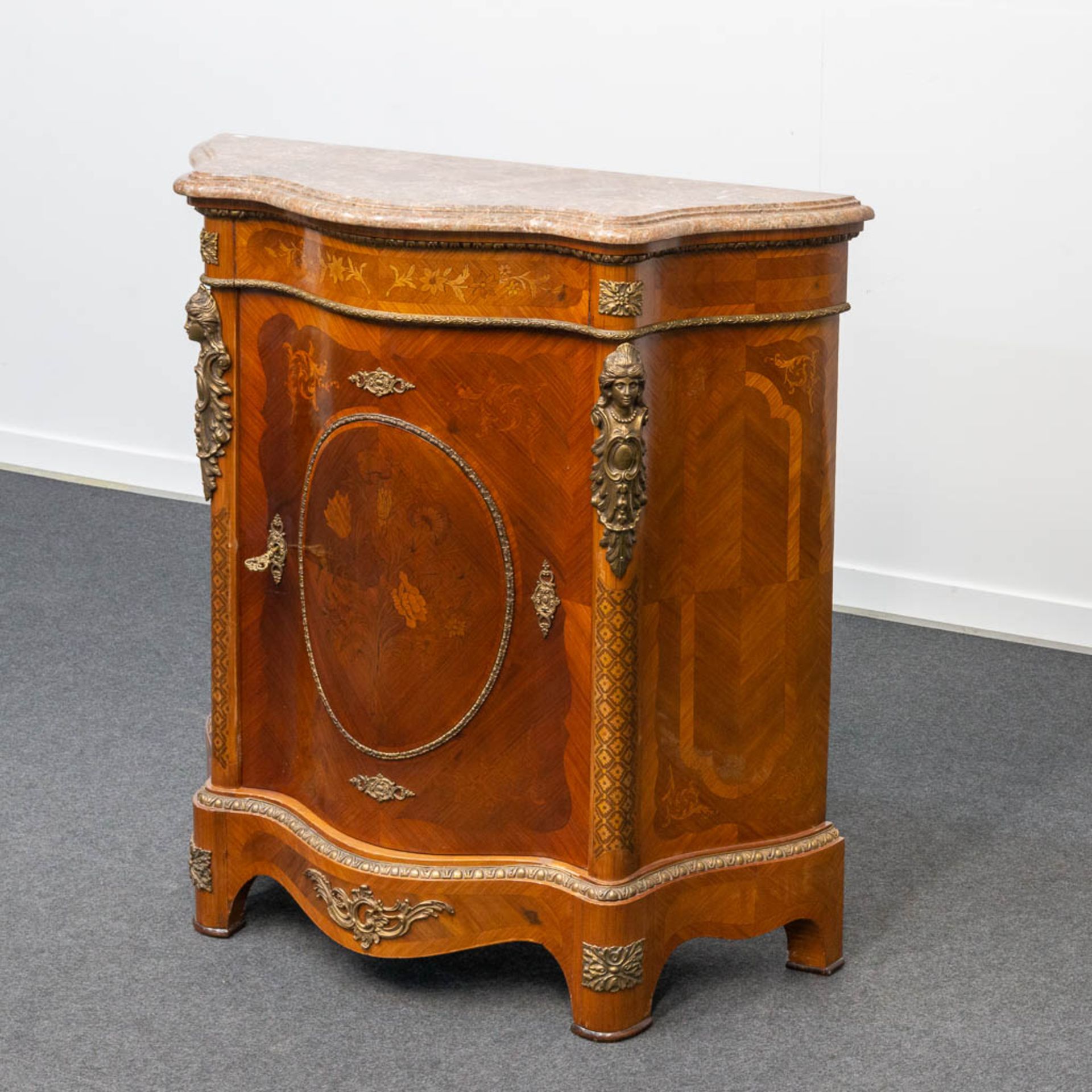 A curved commode inlaid with marquetry with marble top - Bild 13 aus 14