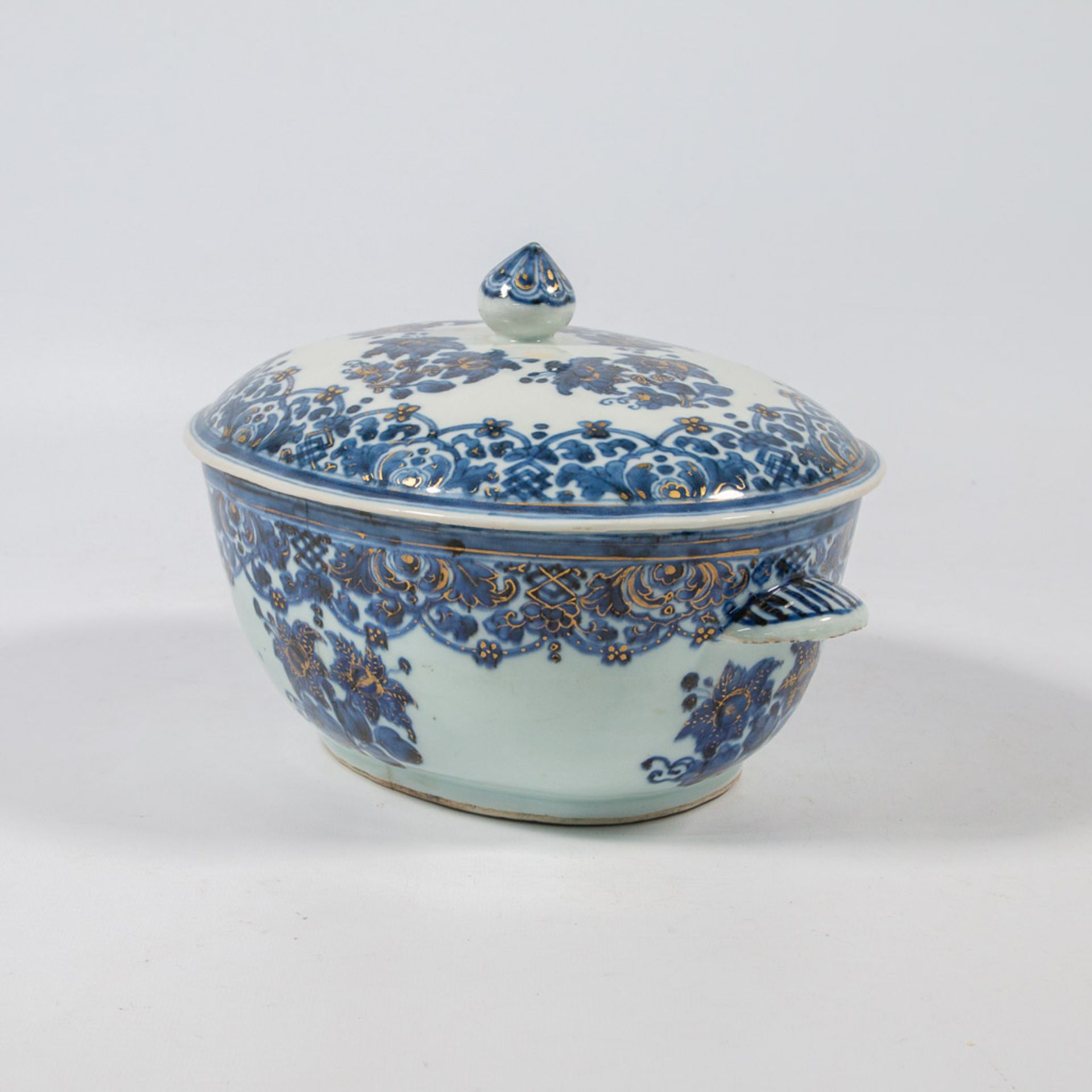 A small tureen with lid, Chinese export porcelain with underglaze blue, white and overglaze gold flo - Image 12 of 24