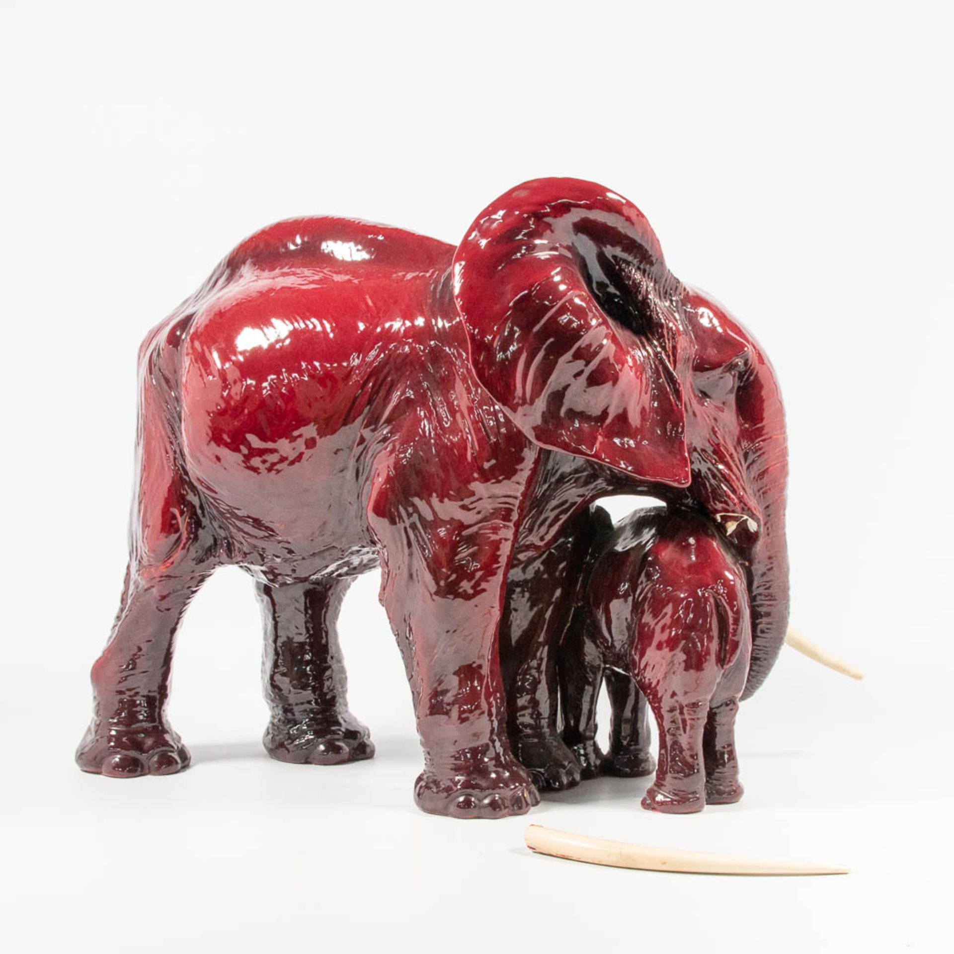 Guido CACCIAPUOTI (1892-1953) An elephant with calf made of red glazed ceramics - Image 7 of 25