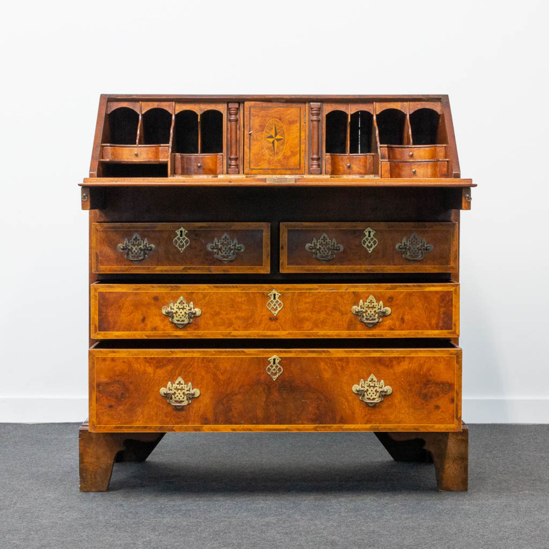 A secretaire of English origin, neatly finished with wood veneer and mounted with bronze. - Bild 2 aus 18