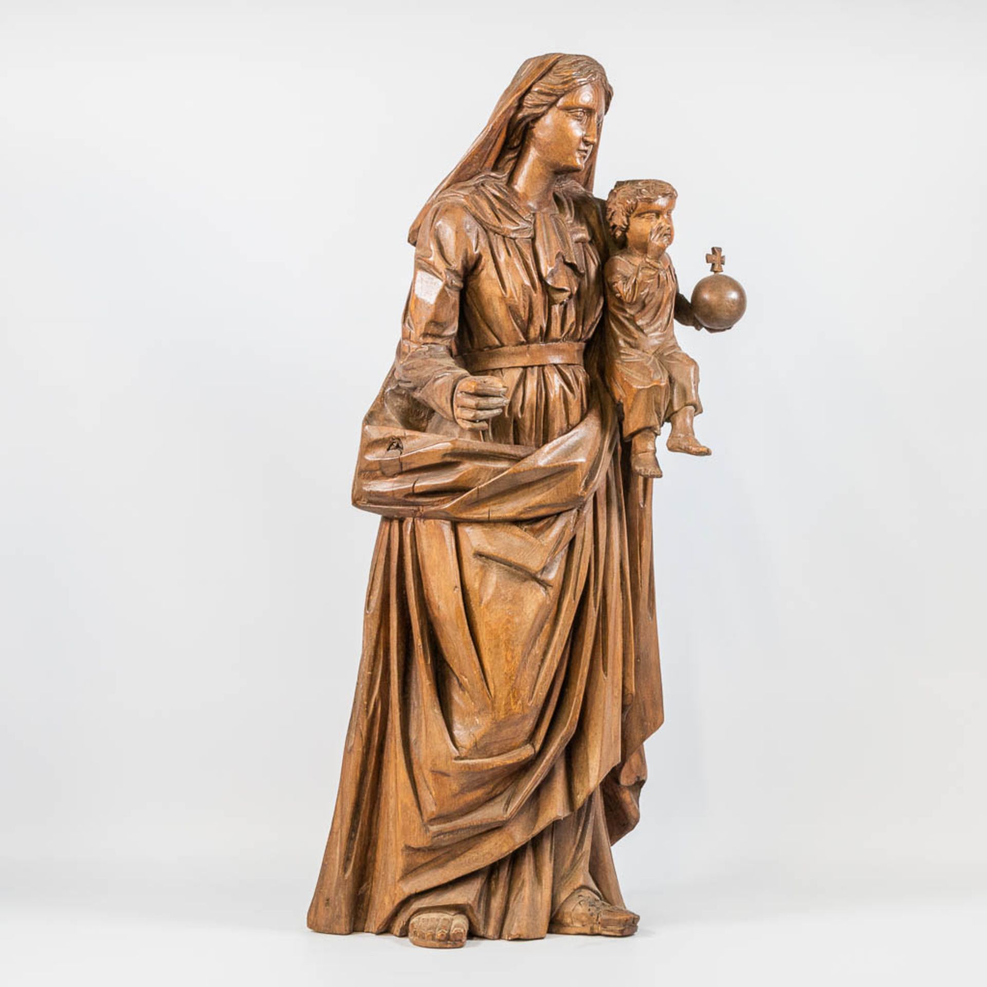 A wood sculptured Mary and Jesus figurine with globus cruciger. 19th century. - Bild 7 aus 19