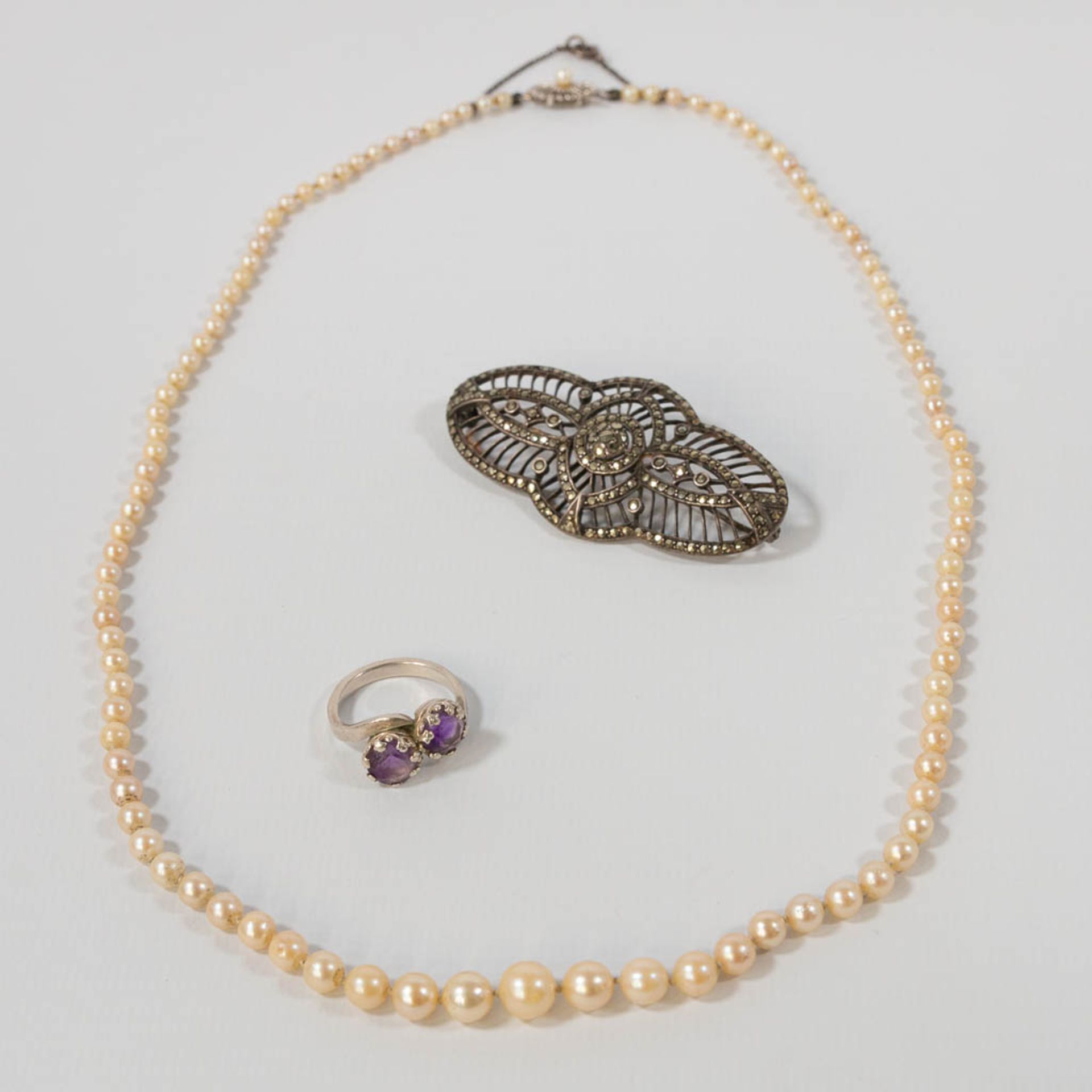 A pearl necklace with 18 karat white gold buckle, combined with a silver ring with purple stones and - Bild 3 aus 15