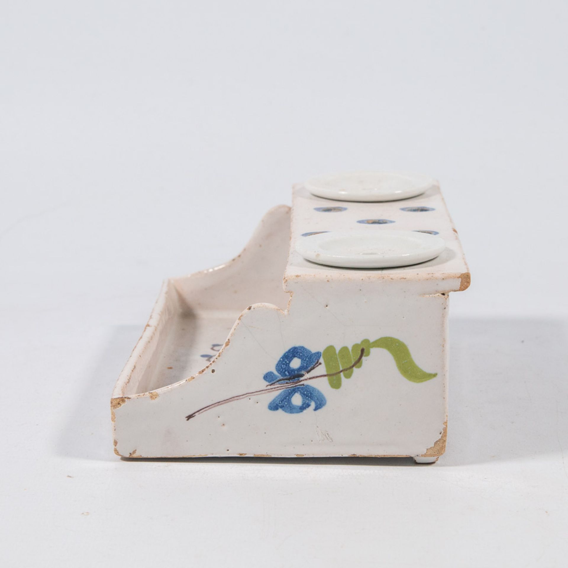 A ceramic ink pot with floral decor. - Image 3 of 17