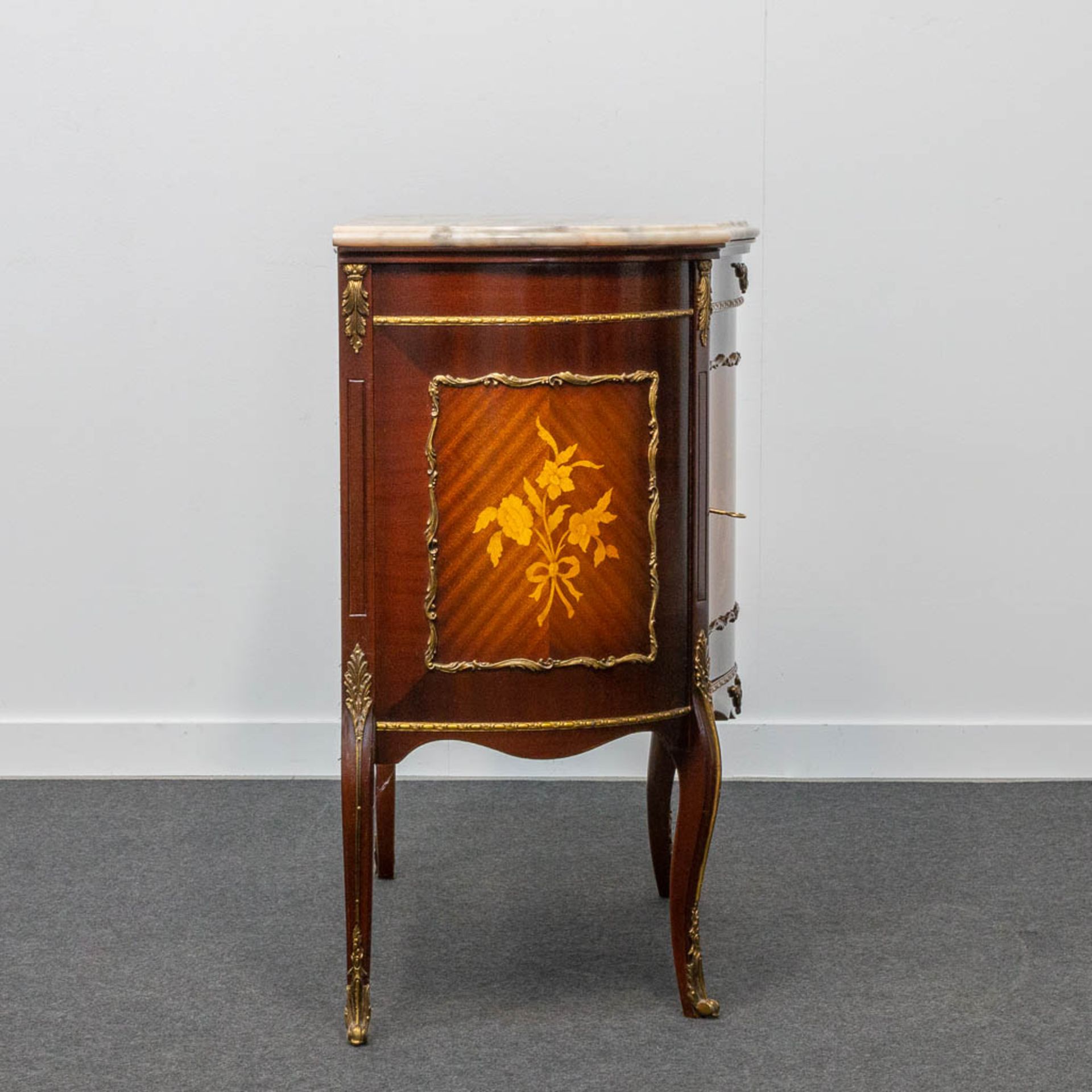 A marquetry inlay commode with marble top. The second half of the 20th century. - Bild 6 aus 22