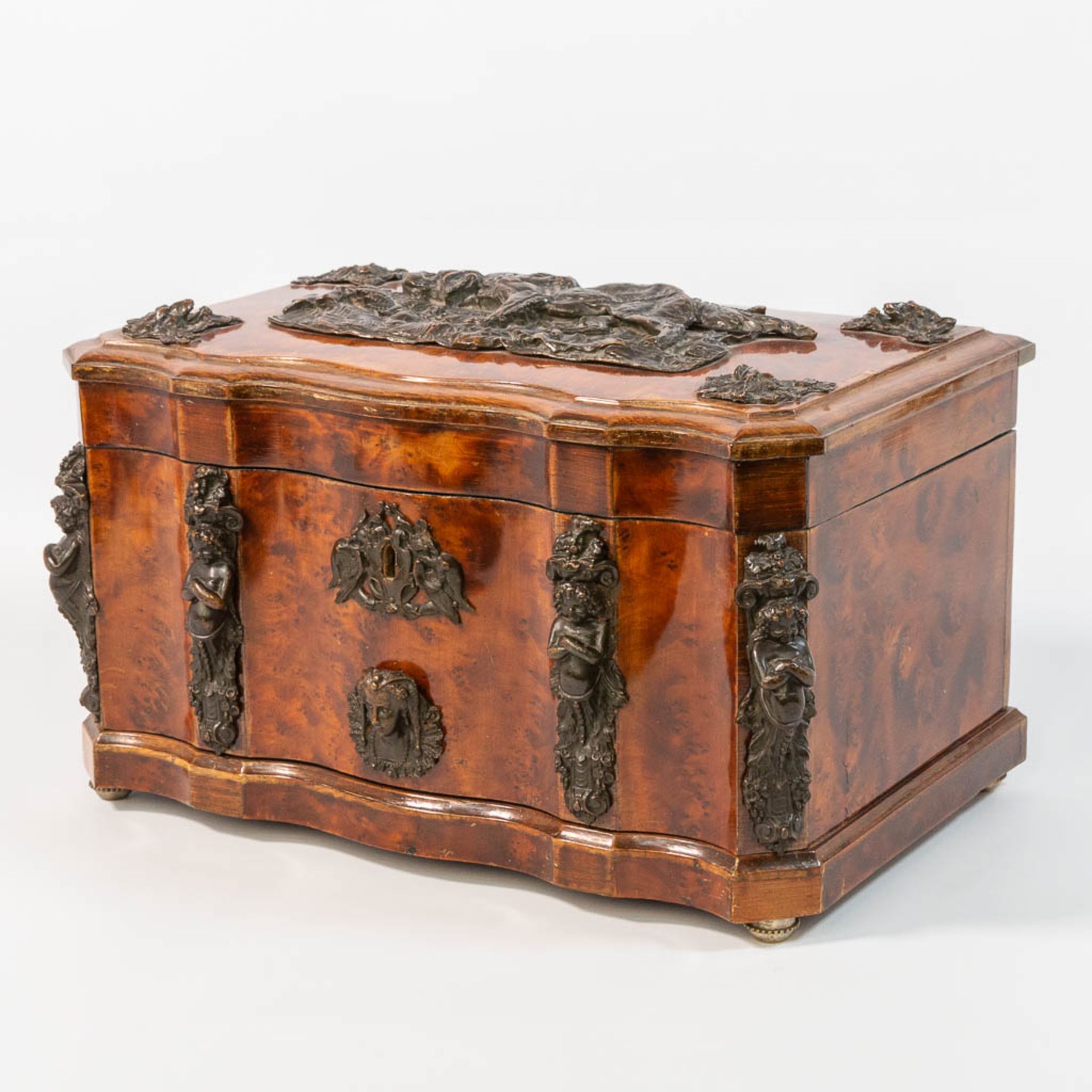 An antique Jewellry box, made of root wood and mounted with bonze hunting scenes, 19th century. - Bild 13 aus 20