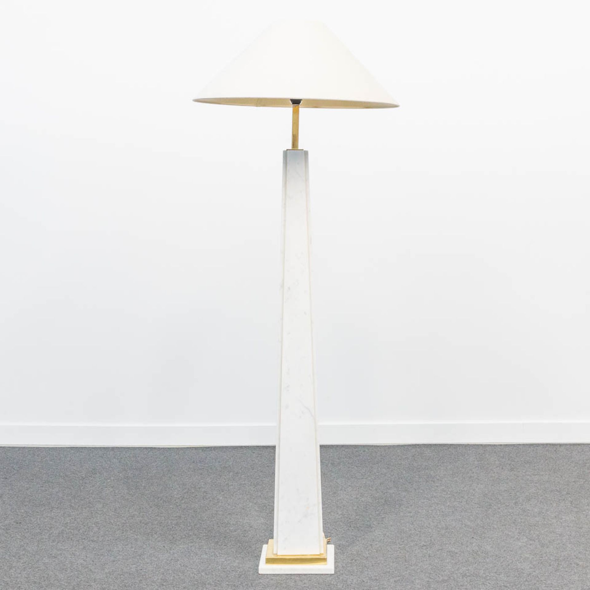 A standing lamp made of White carrara marble, combined with brass. 1960's. - Image 2 of 13