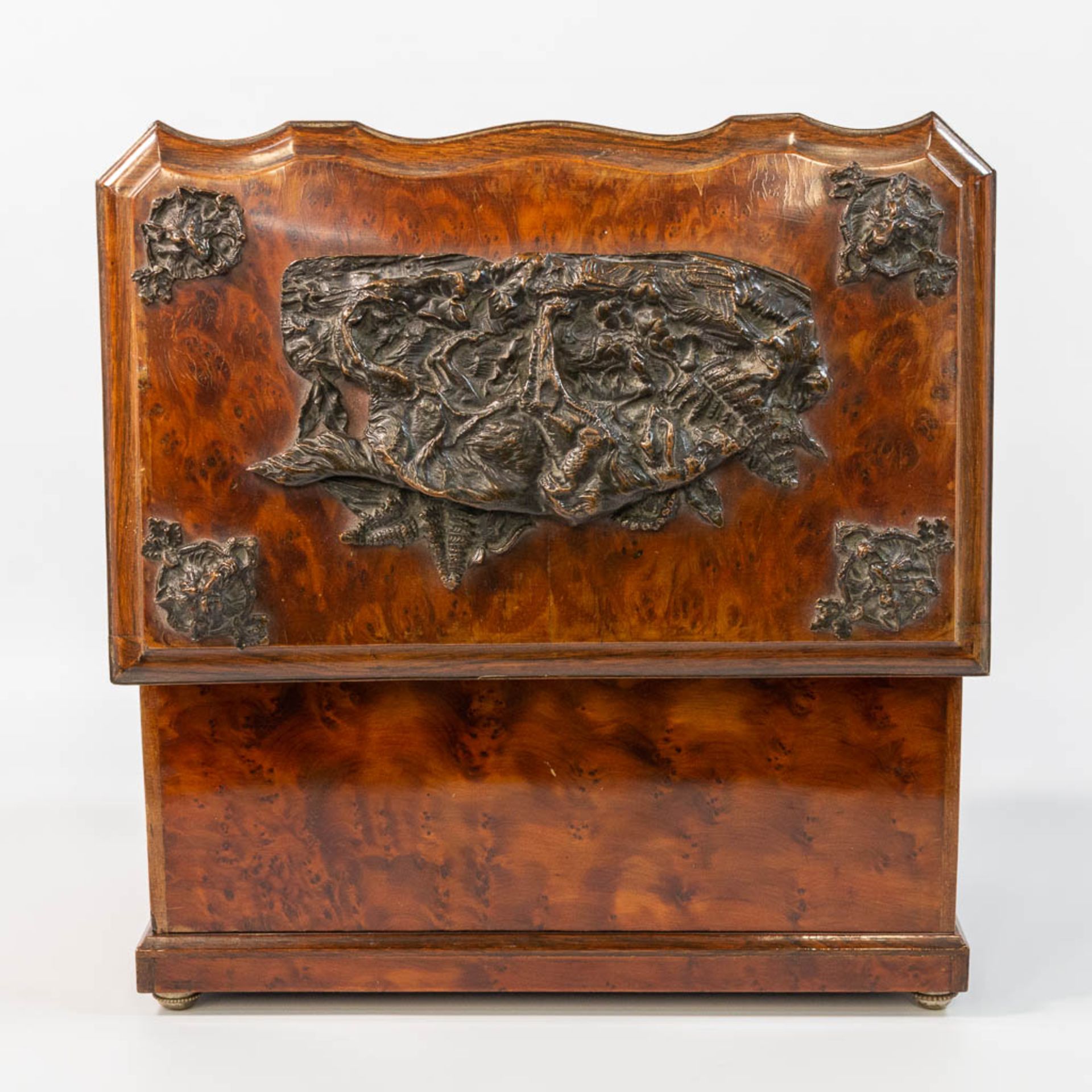 An antique Jewellry box, made of root wood and mounted with bonze hunting scenes, 19th century. - Bild 16 aus 20