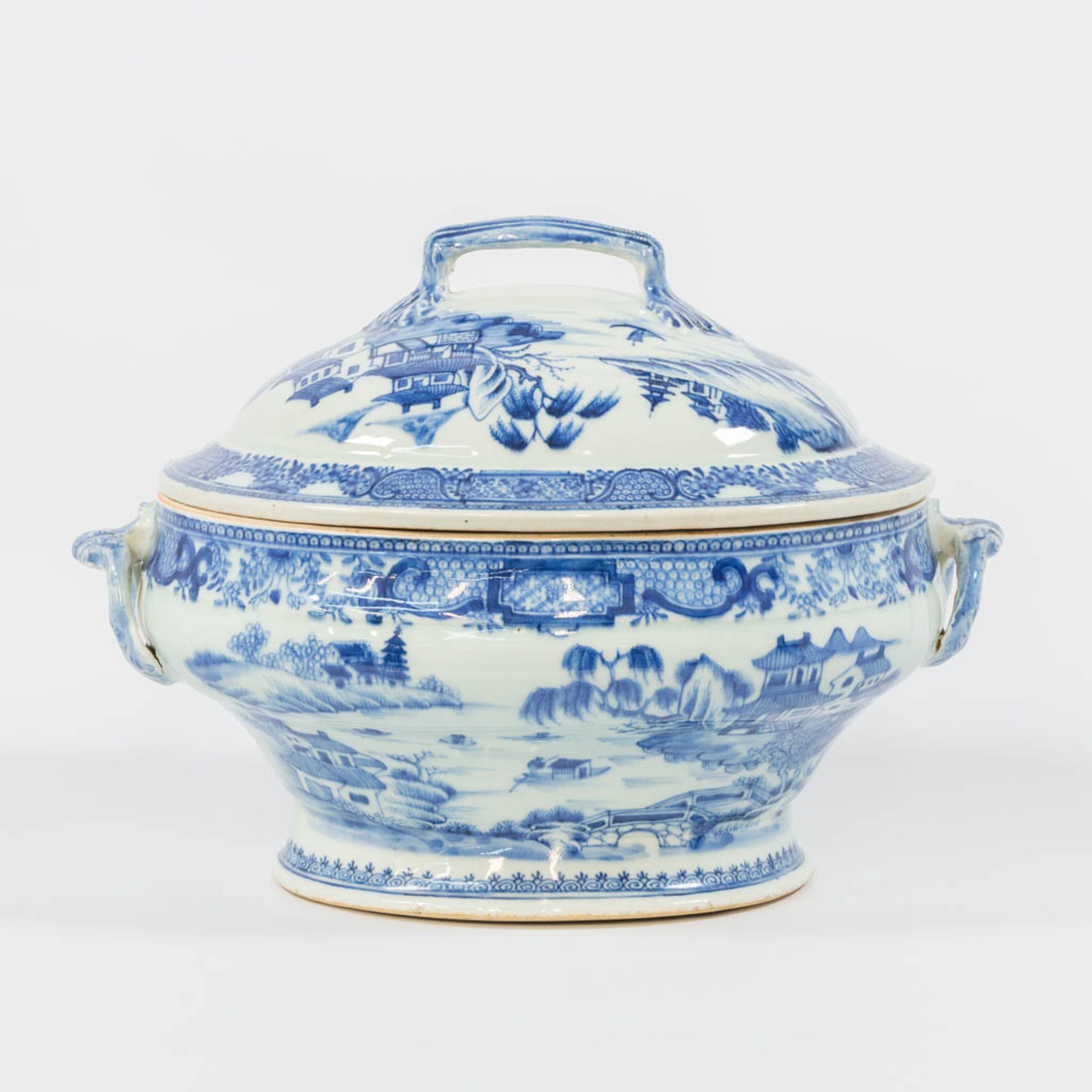 A large Chinese export porcelain blue and white tureen. 19th century. - Image 11 of 17