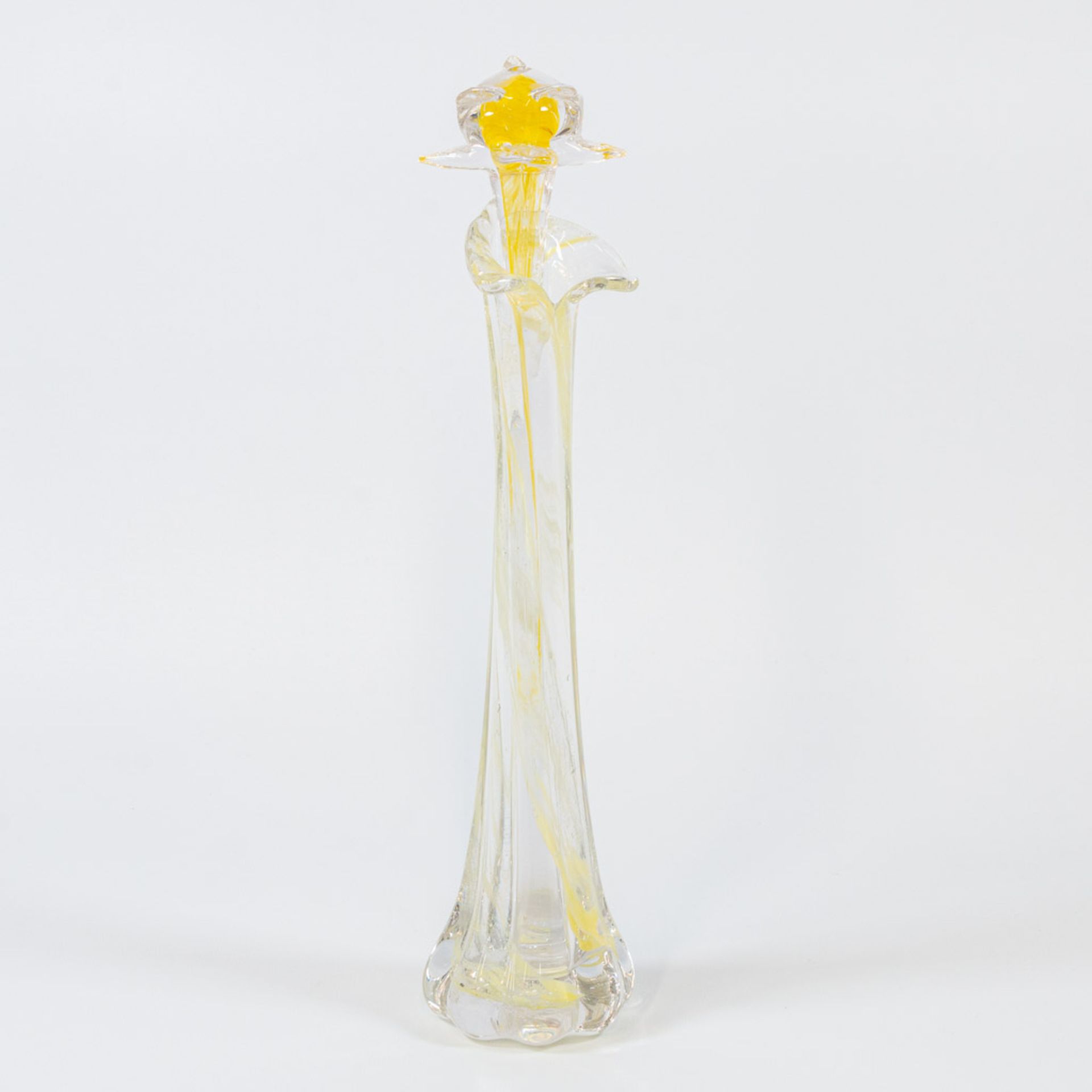 A collection of 4 vases and 4 glass flowers made in Murano, Italy. - Image 28 of 49