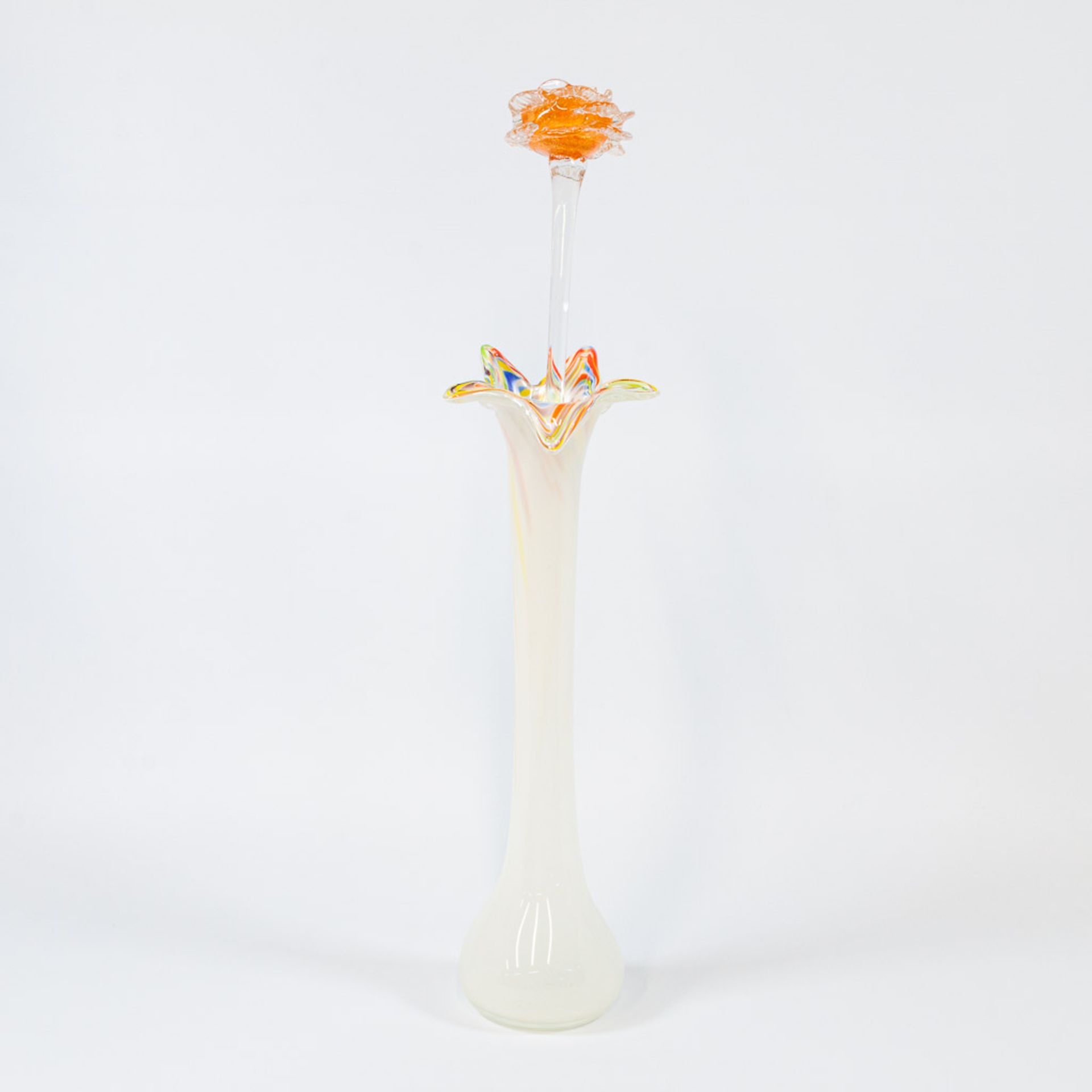 A collection of 4 vases and 4 glass flowers made in Murano, Italy. - Image 13 of 49