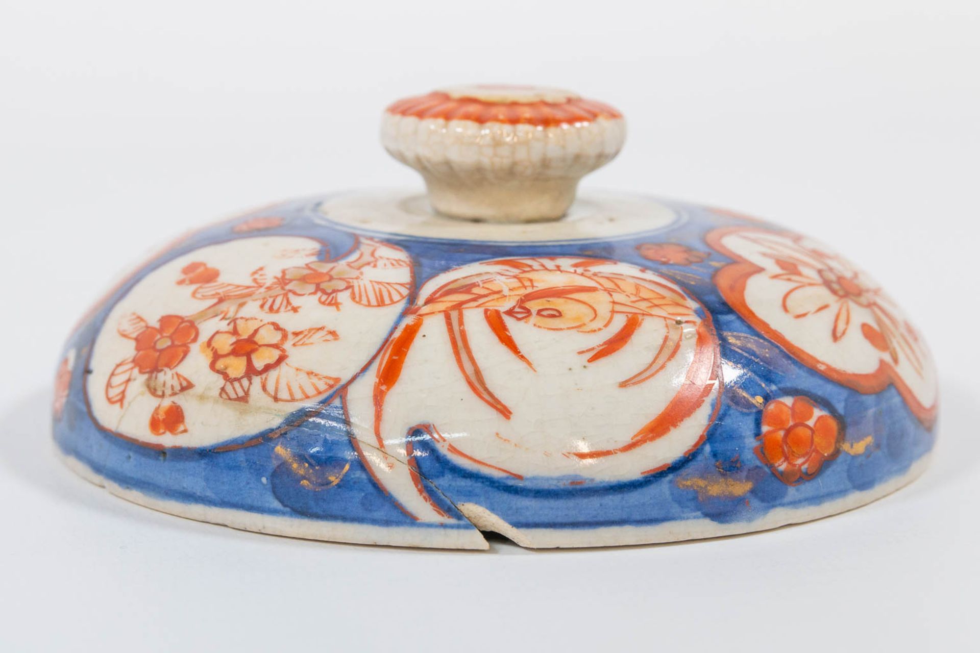A collection of 6 famille rose objects and plates, made of porcelain. - Bild 9 aus 24