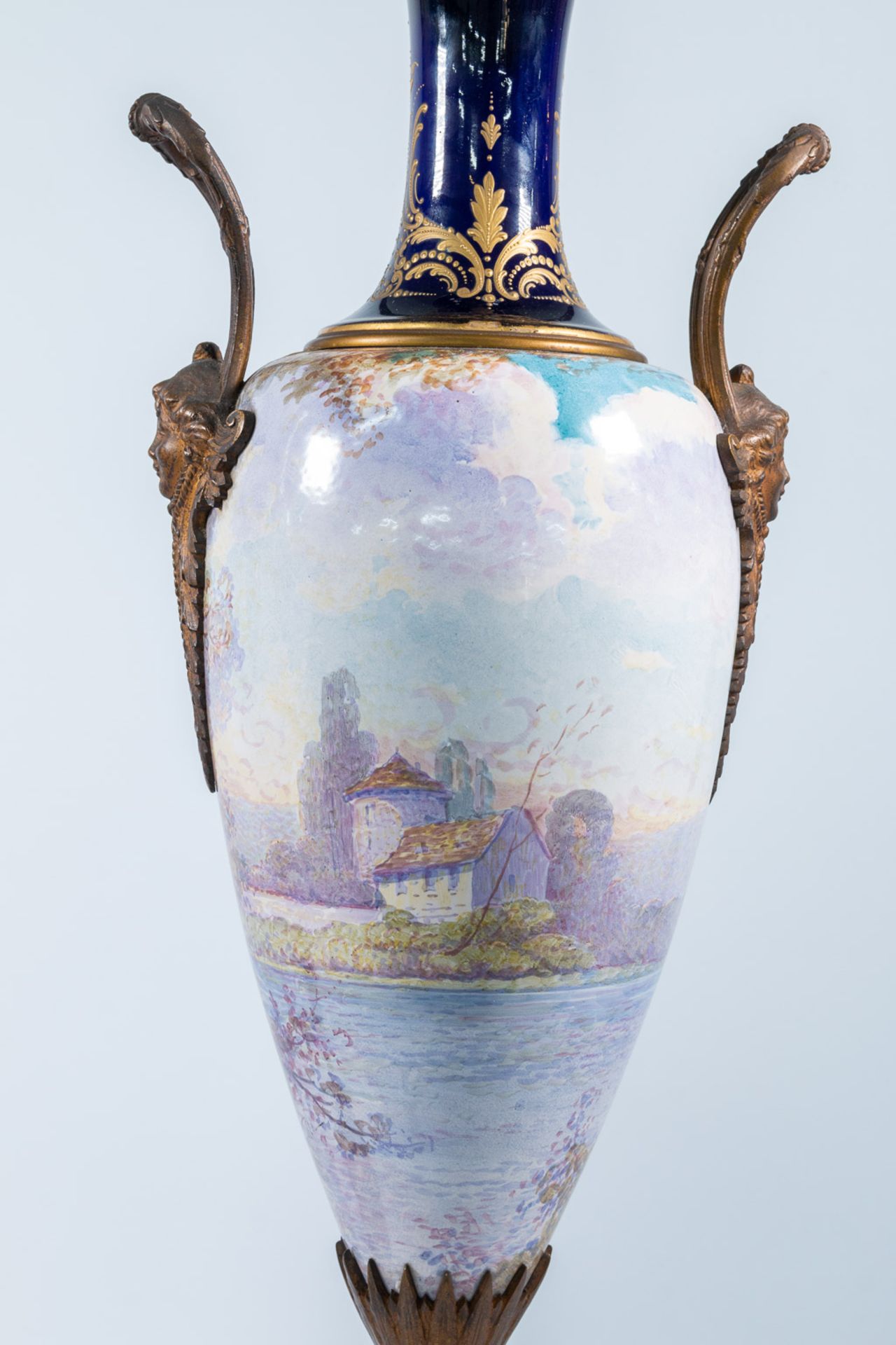 A pair of Sèvres vases with lid, cobalt blue with a decor of ladies and landscapes. 19th century. - Bild 14 aus 28